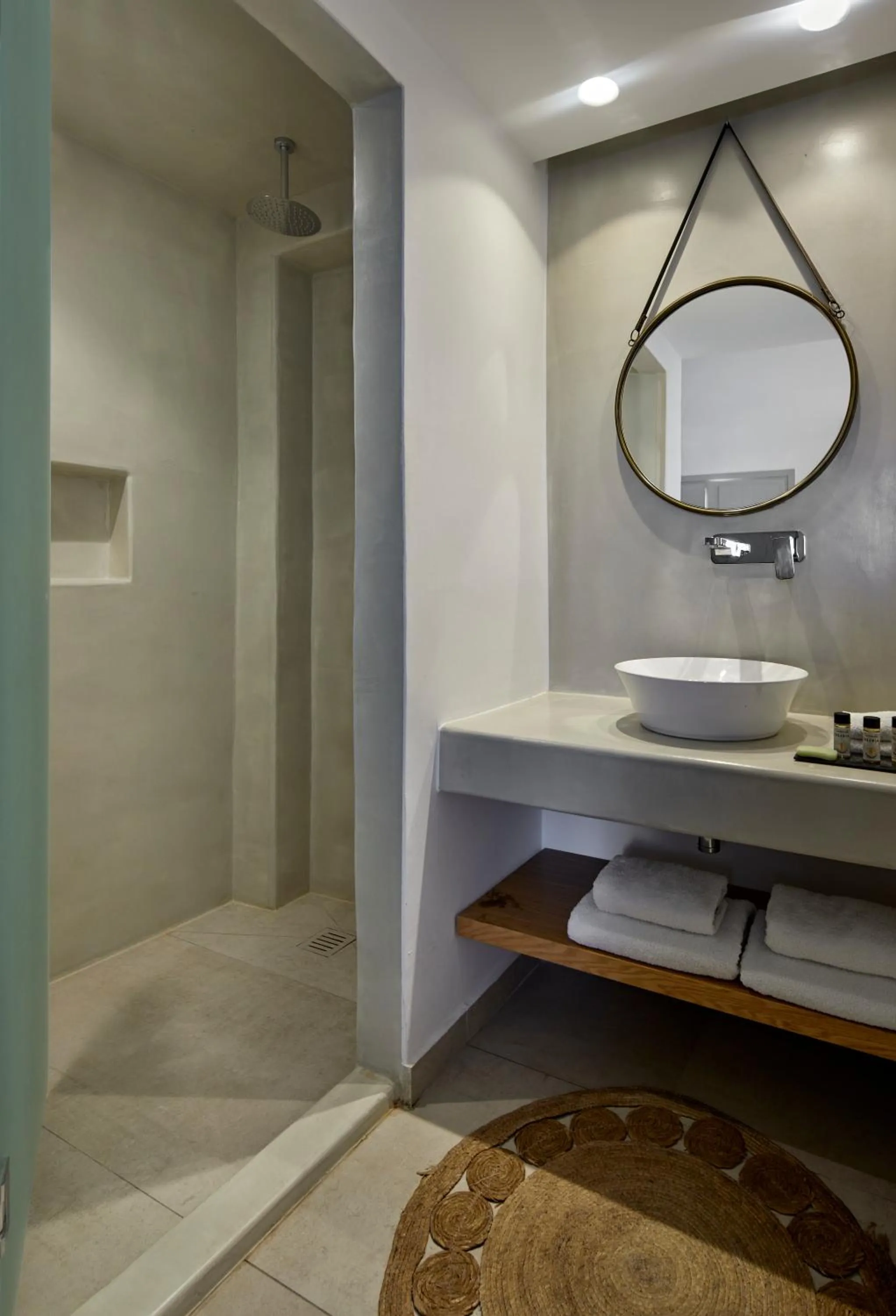 Shower in Adorno Oia