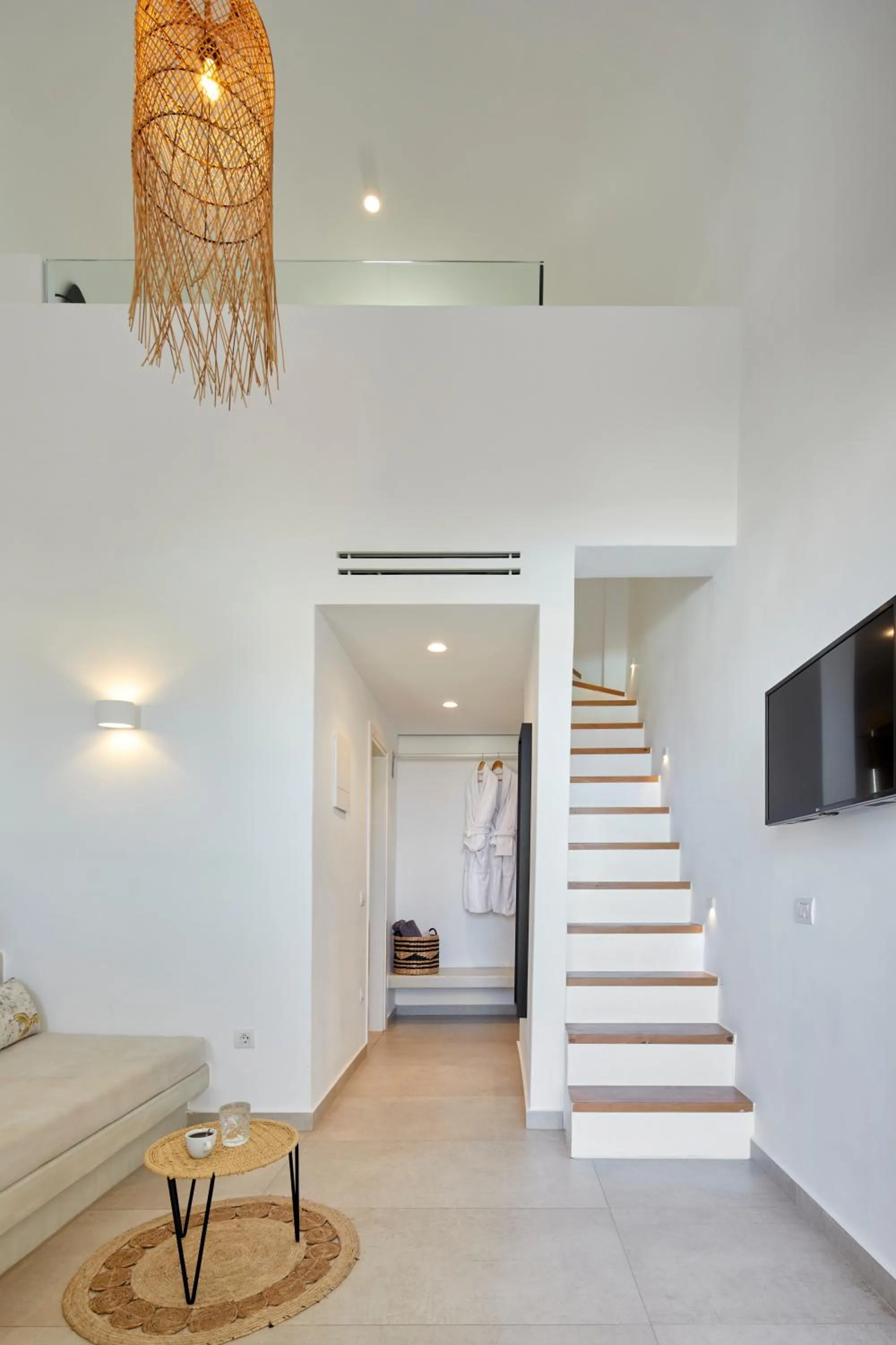 TV and multimedia in Adorno Oia