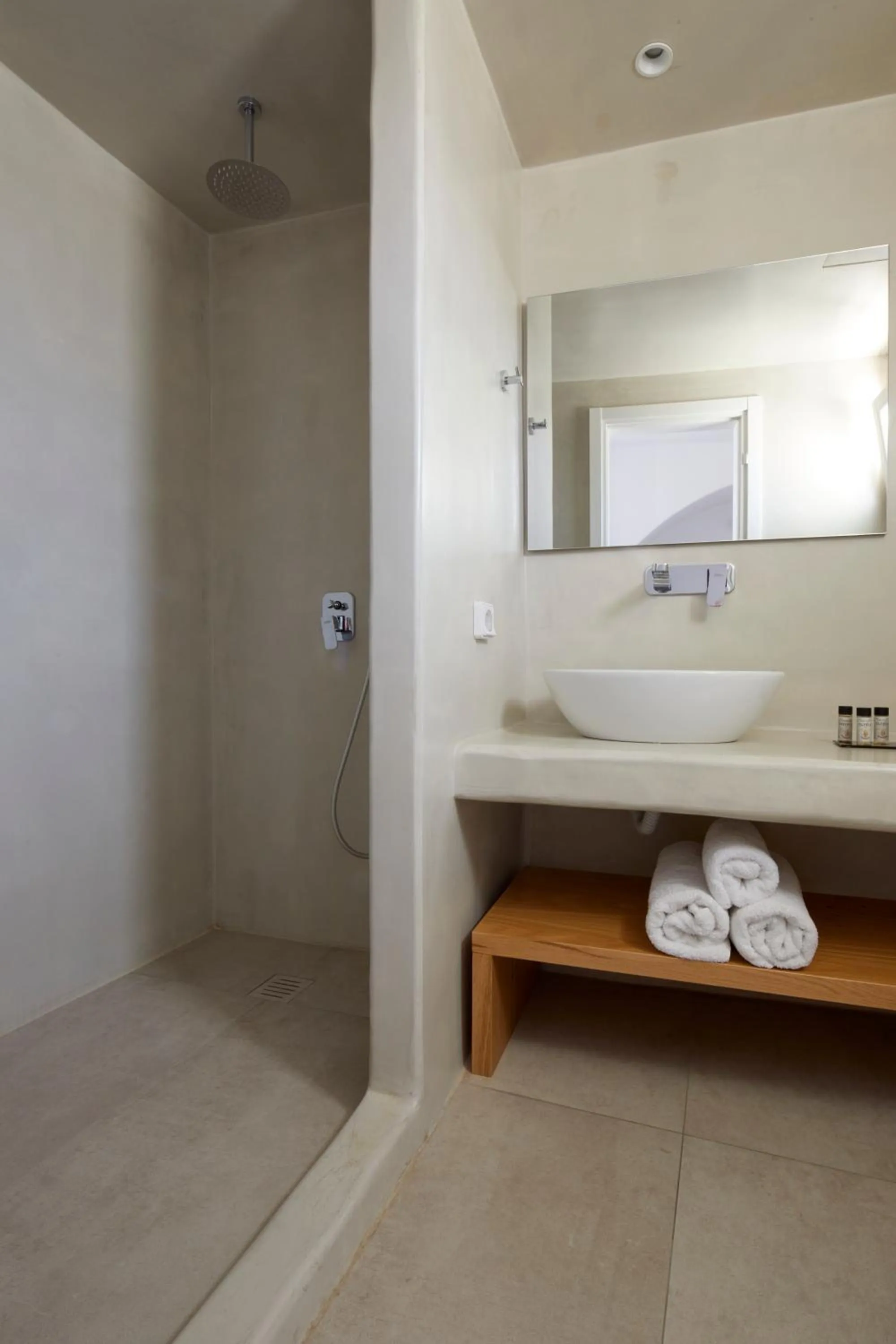 Shower in Adorno Oia