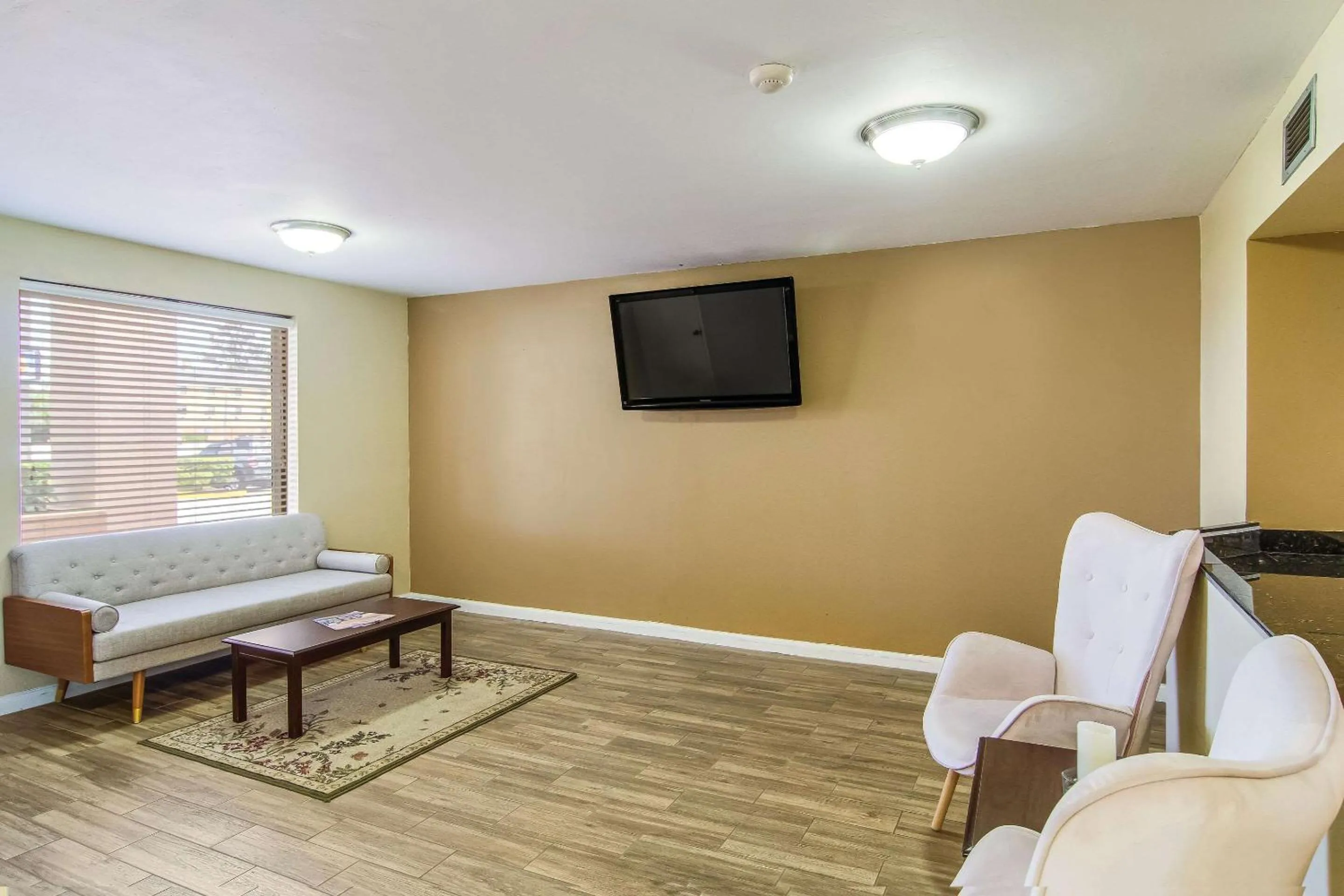 Lobby or reception in Suburban Studios Hotel Kingsland Near I-95