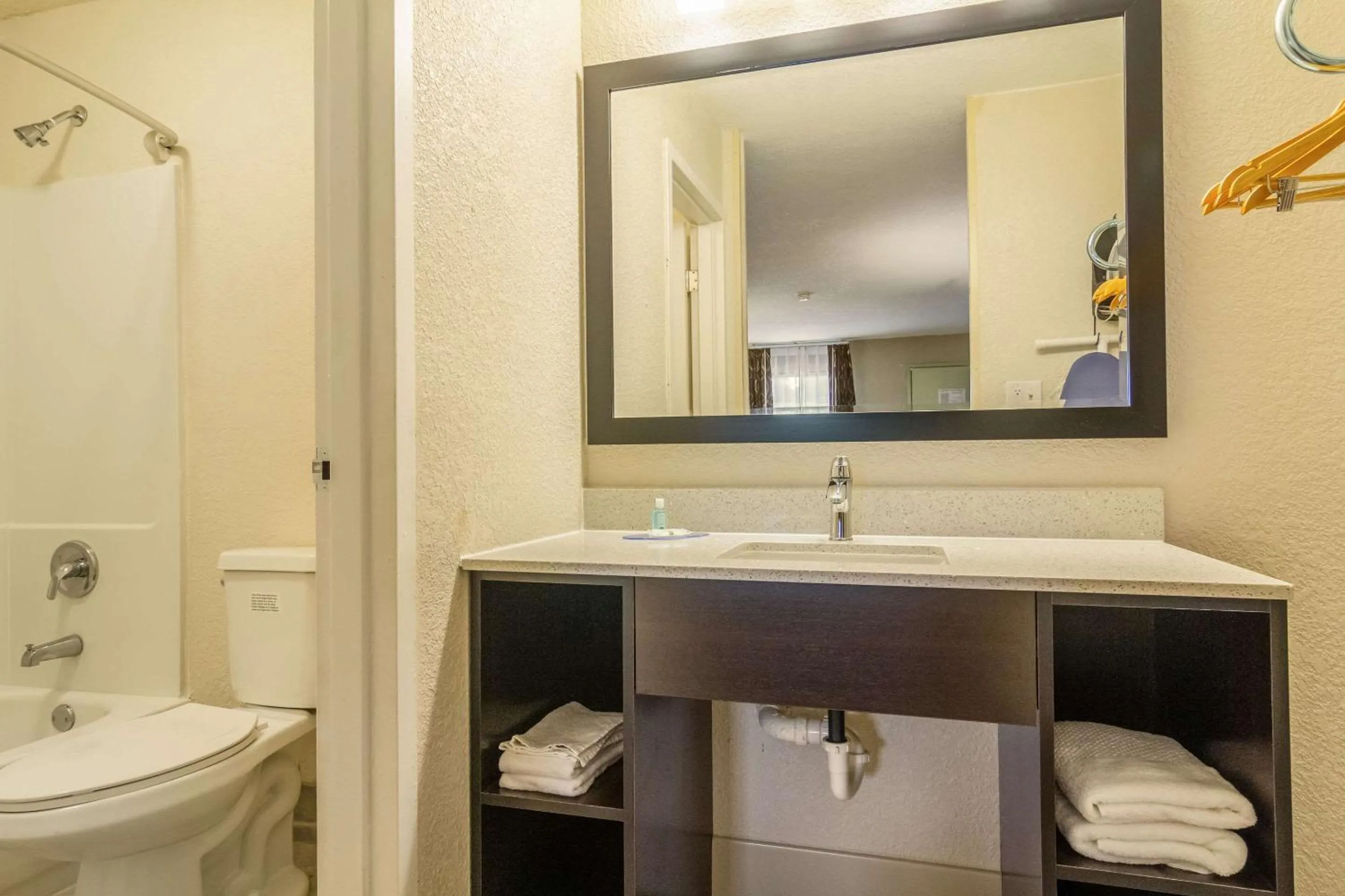 Bedroom in Suburban Studios Hotel Kingsland Near I-95