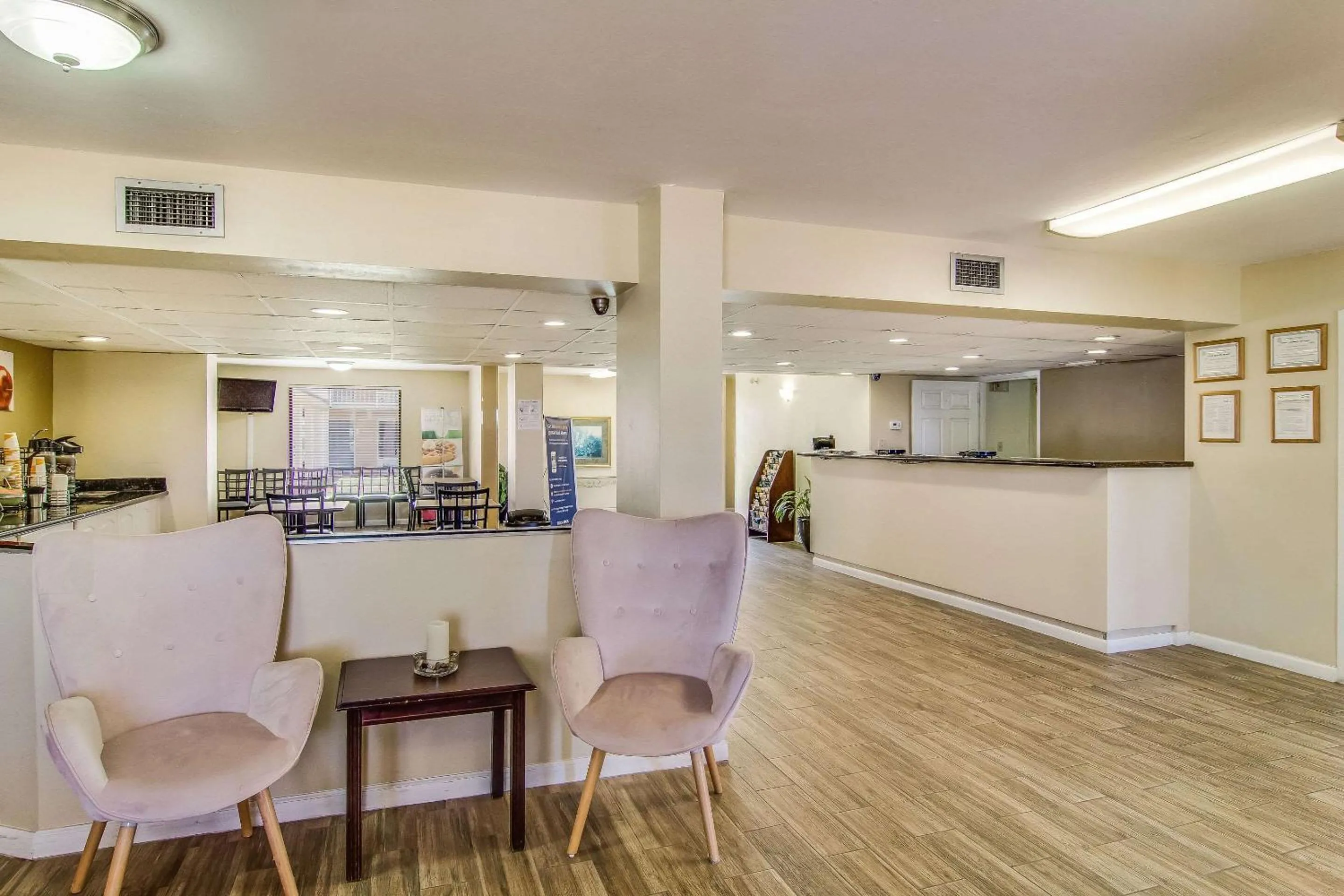 Lobby or reception in Suburban Studios Hotel Kingsland Near I-95