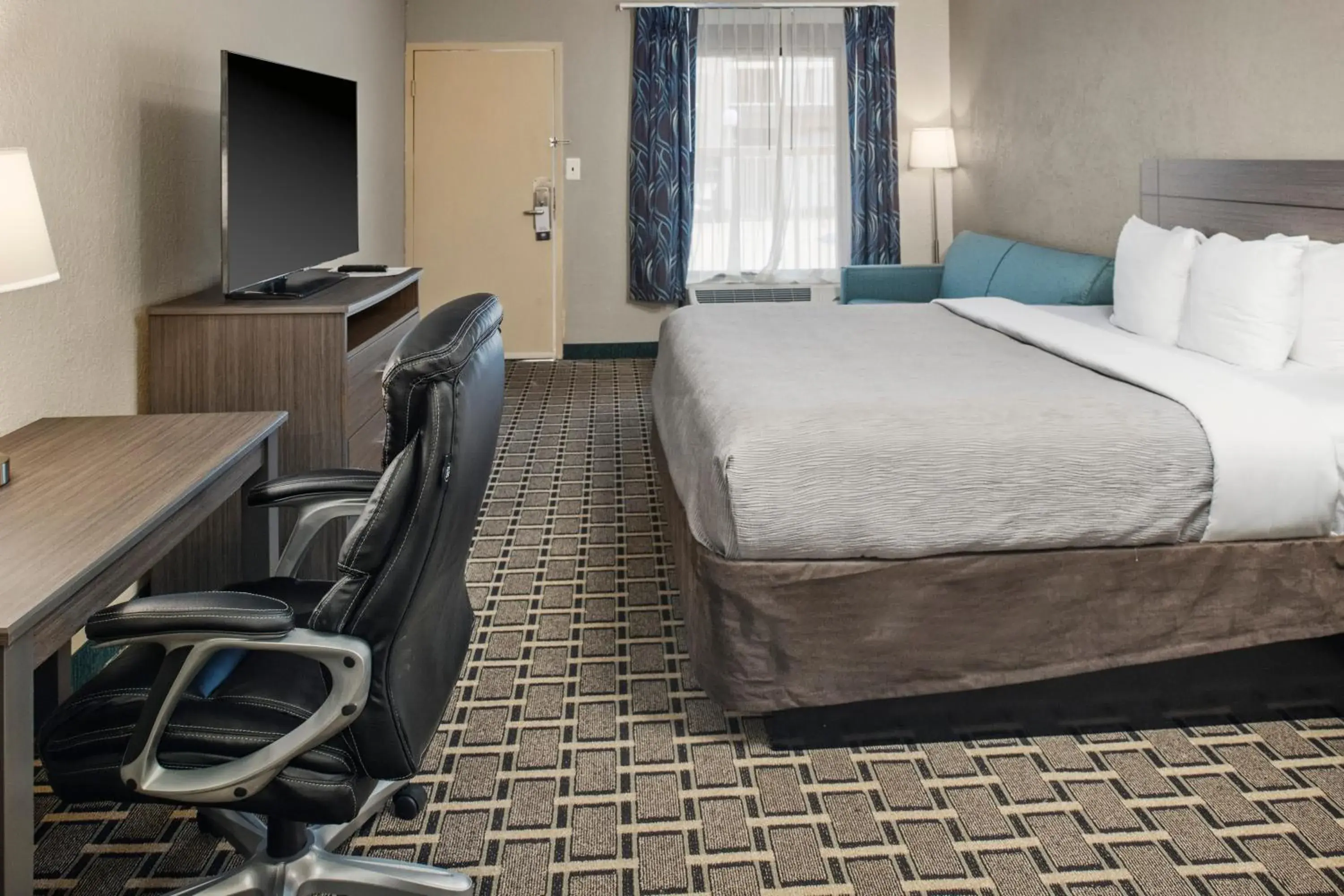 King Suite with Sofa Bed - Non-Smoking in Suburban Studios Hotel Kingsland Near I-95 King Suite with Sofa Bed - Non-Smoking in Suburban Studios Hotel Kingsland Near I-95