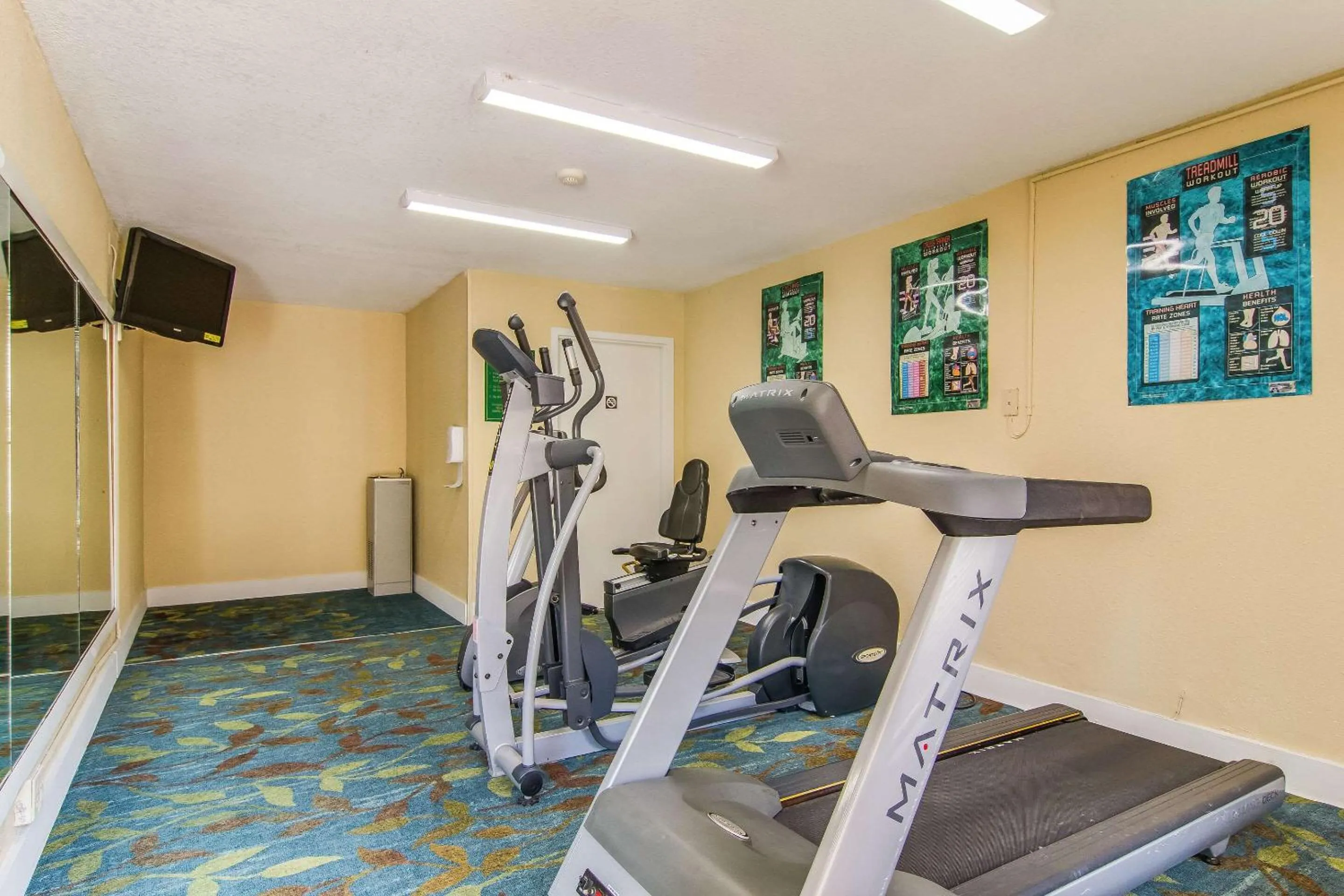 Fitness centre/facilities in Suburban Studios Hotel Kingsland Near I-95