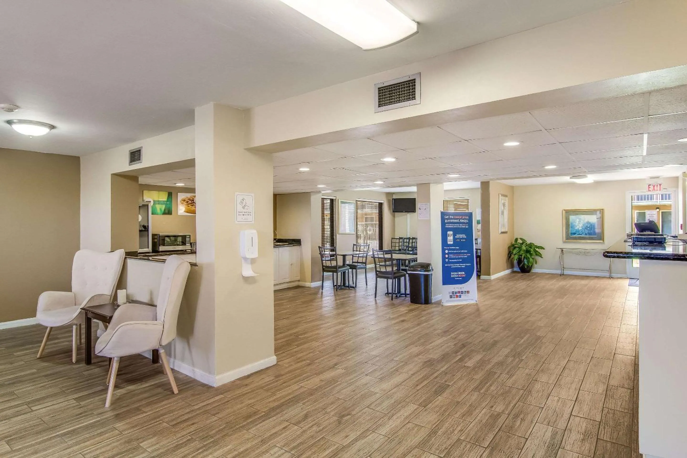 Lobby or reception in Suburban Studios Hotel Kingsland Near I-95