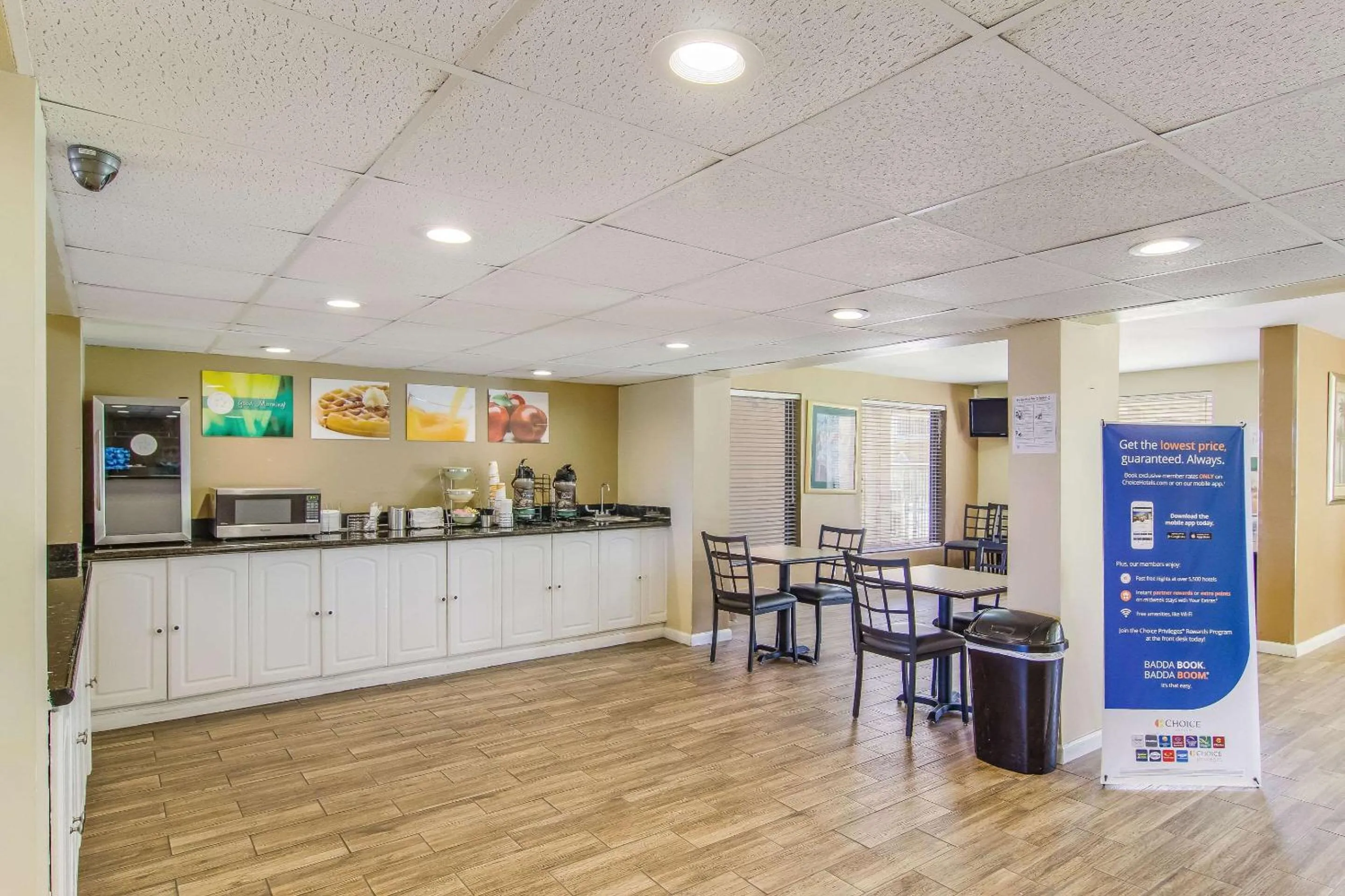 Restaurant/places to eat in Suburban Studios Hotel Kingsland Near I-95