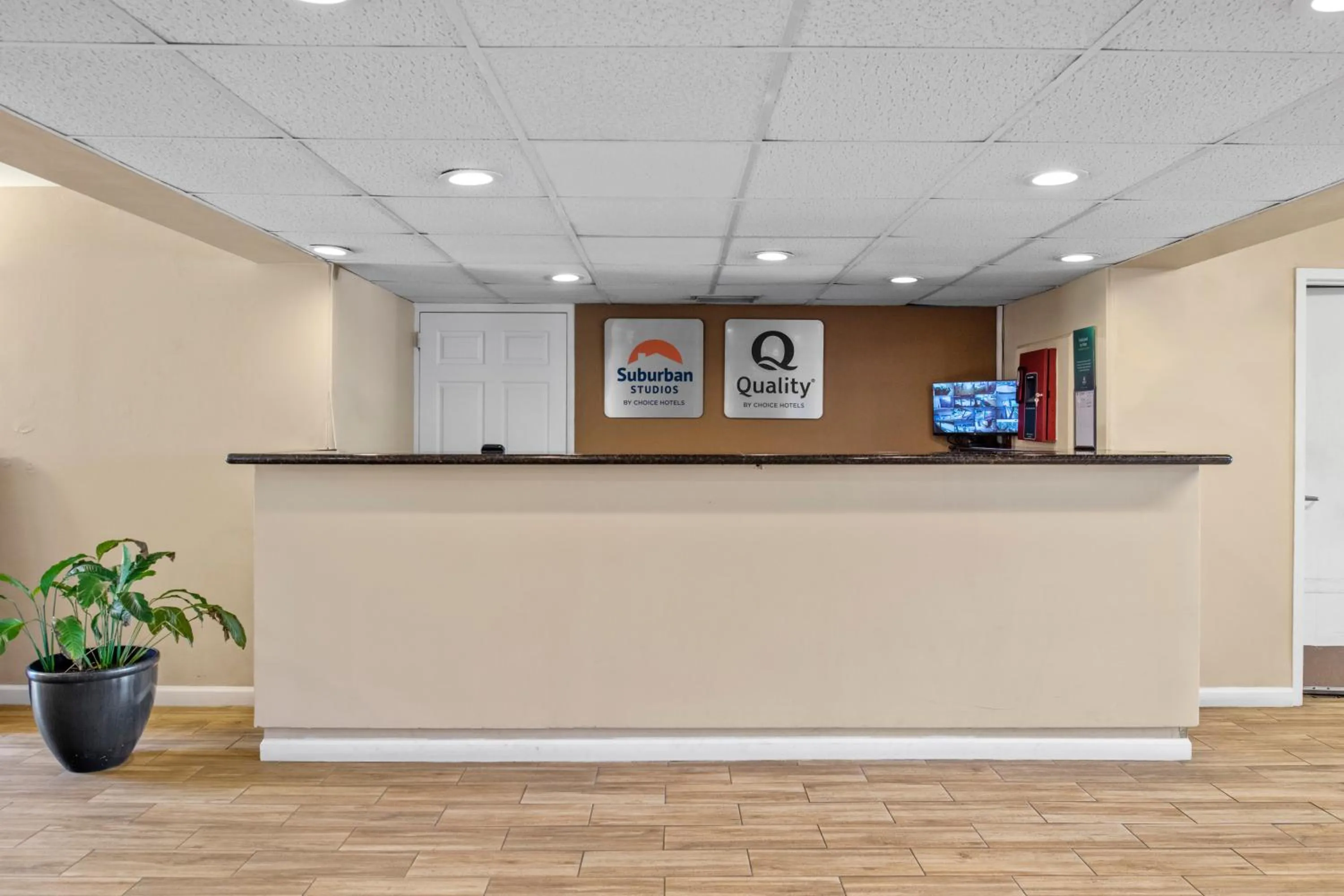 Lobby or reception in Suburban Studios Hotel Kingsland Near I-95