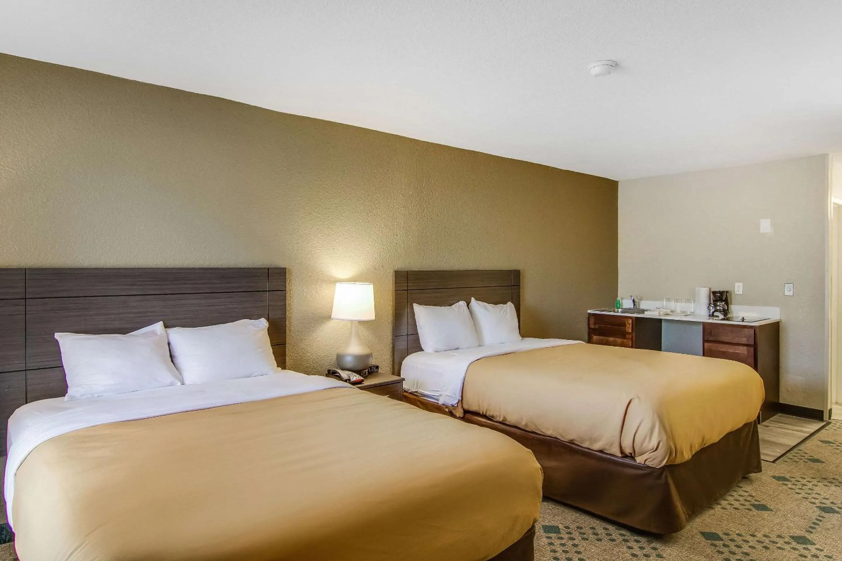 Bedroom, Bed in Suburban Studios Hotel Kingsland Near I-95