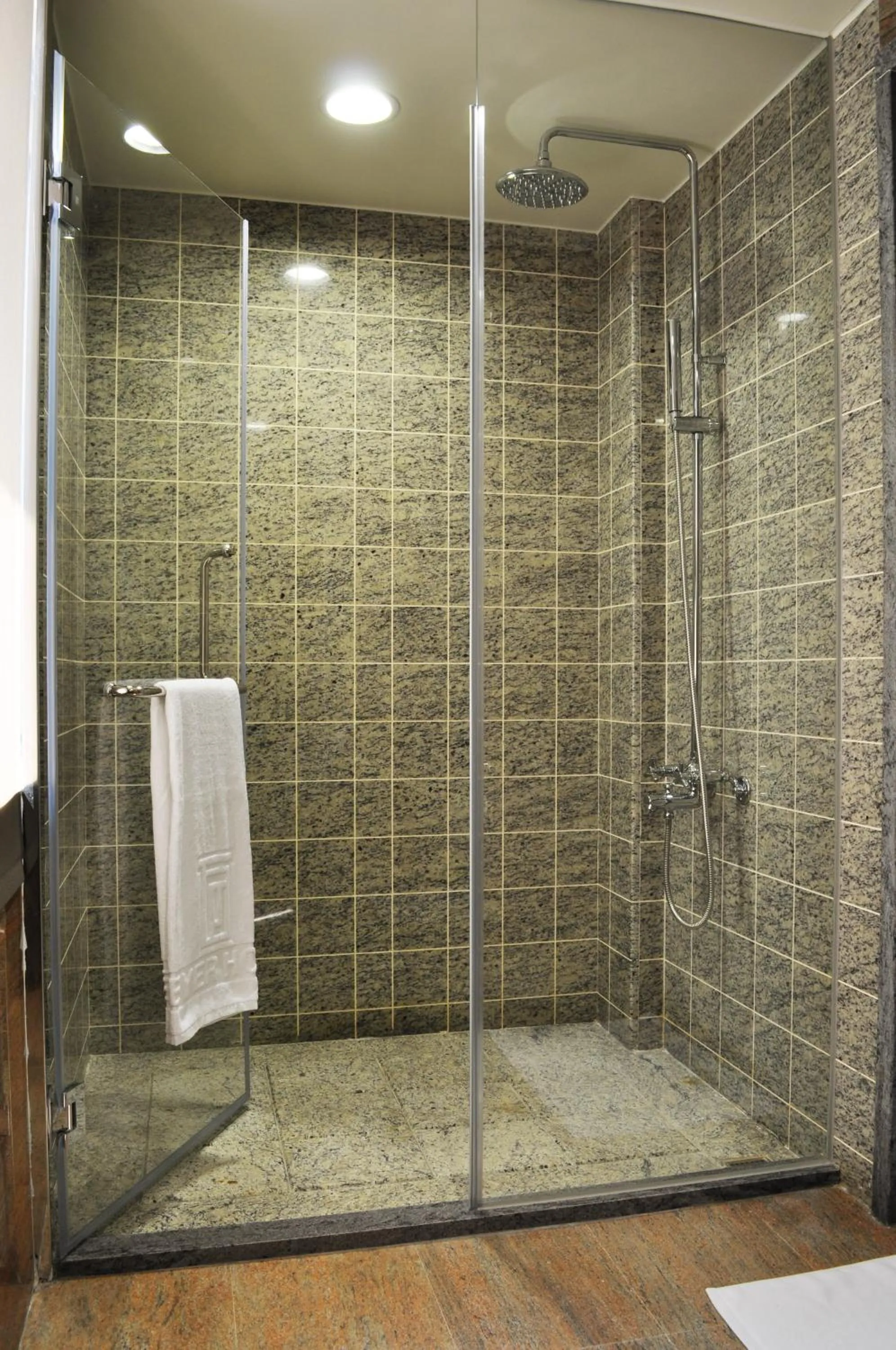 Shower, Bathroom in Byeyer Hotel