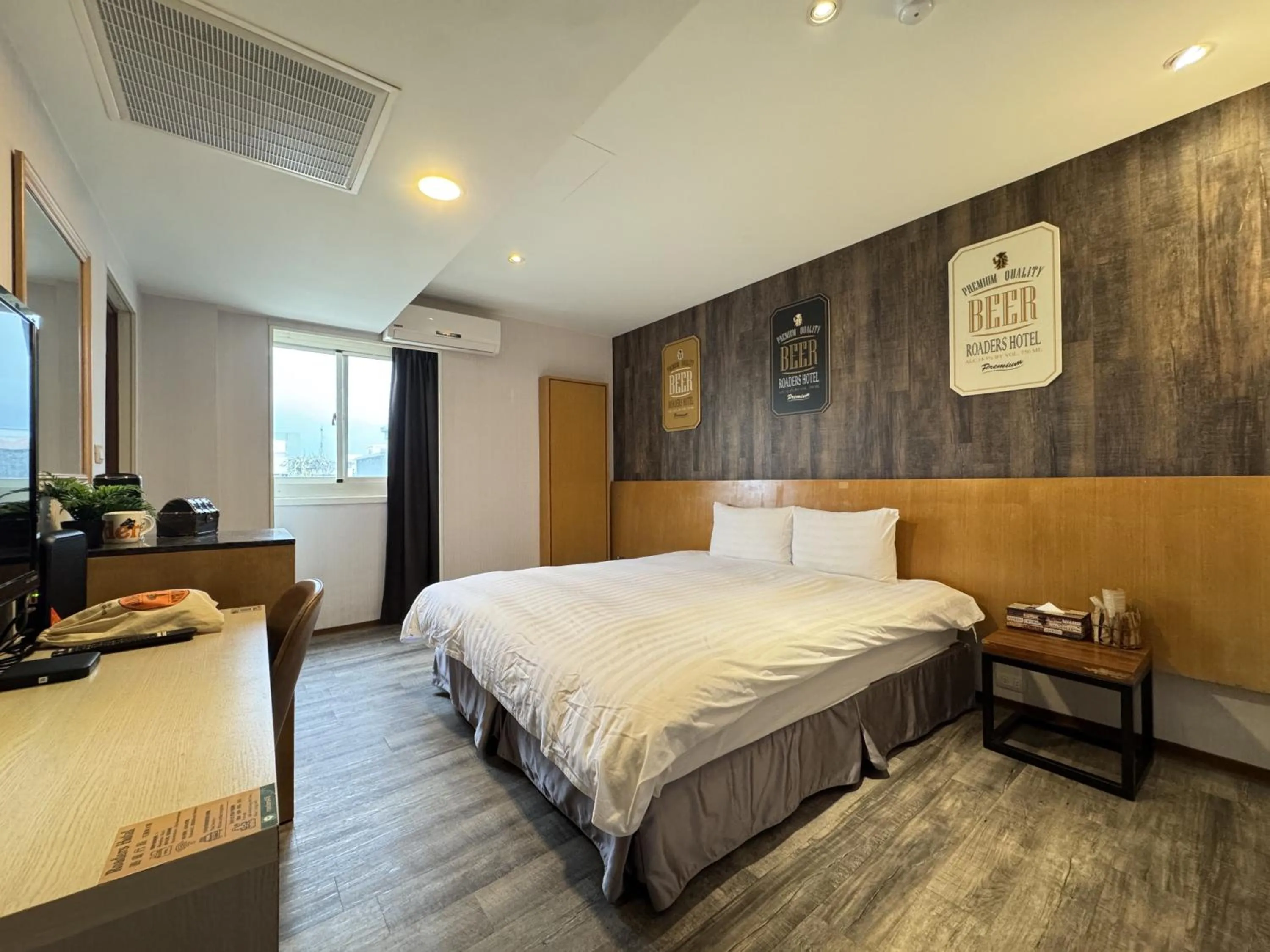 Photo of the whole room, Bed in Roaders Hotel Hualien Dongda