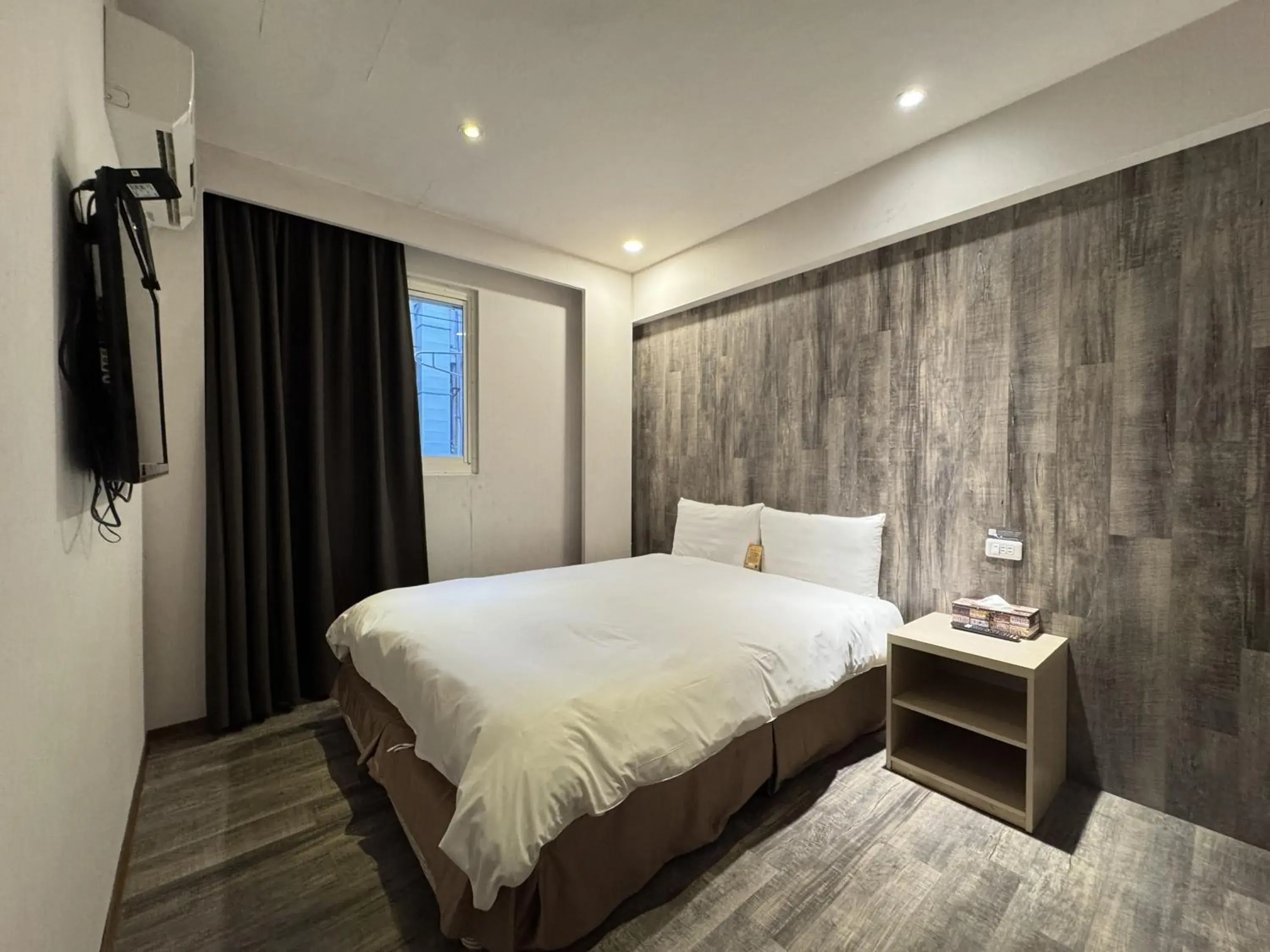 Photo of the whole room, Bed in Roaders Hotel Hualien Dongda Photo of the whole room, Bed in Roaders Hotel Hualien Dongda