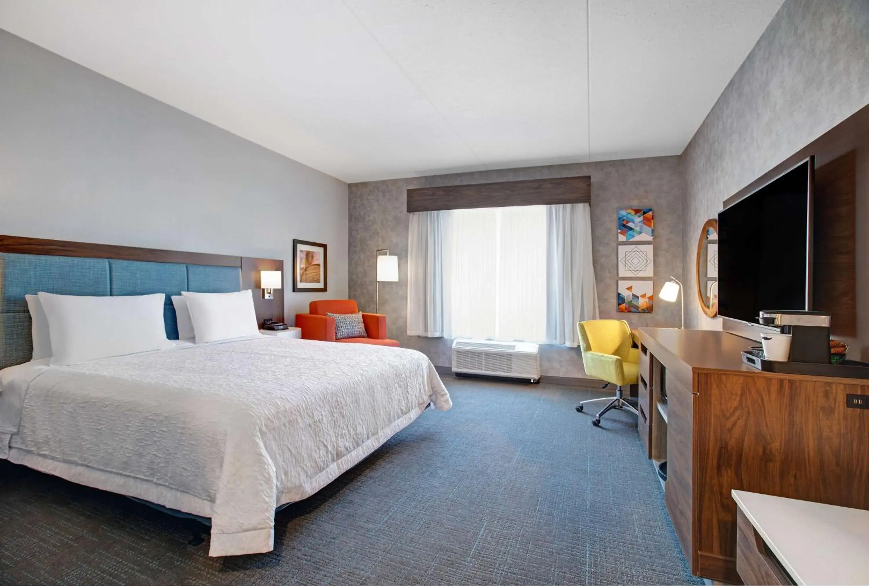 Bed in Hampton Inn & Suites By Hilton Waterloo St. Jacobs Bed in Hampton Inn & Suites By Hilton Waterloo St. Jacobs