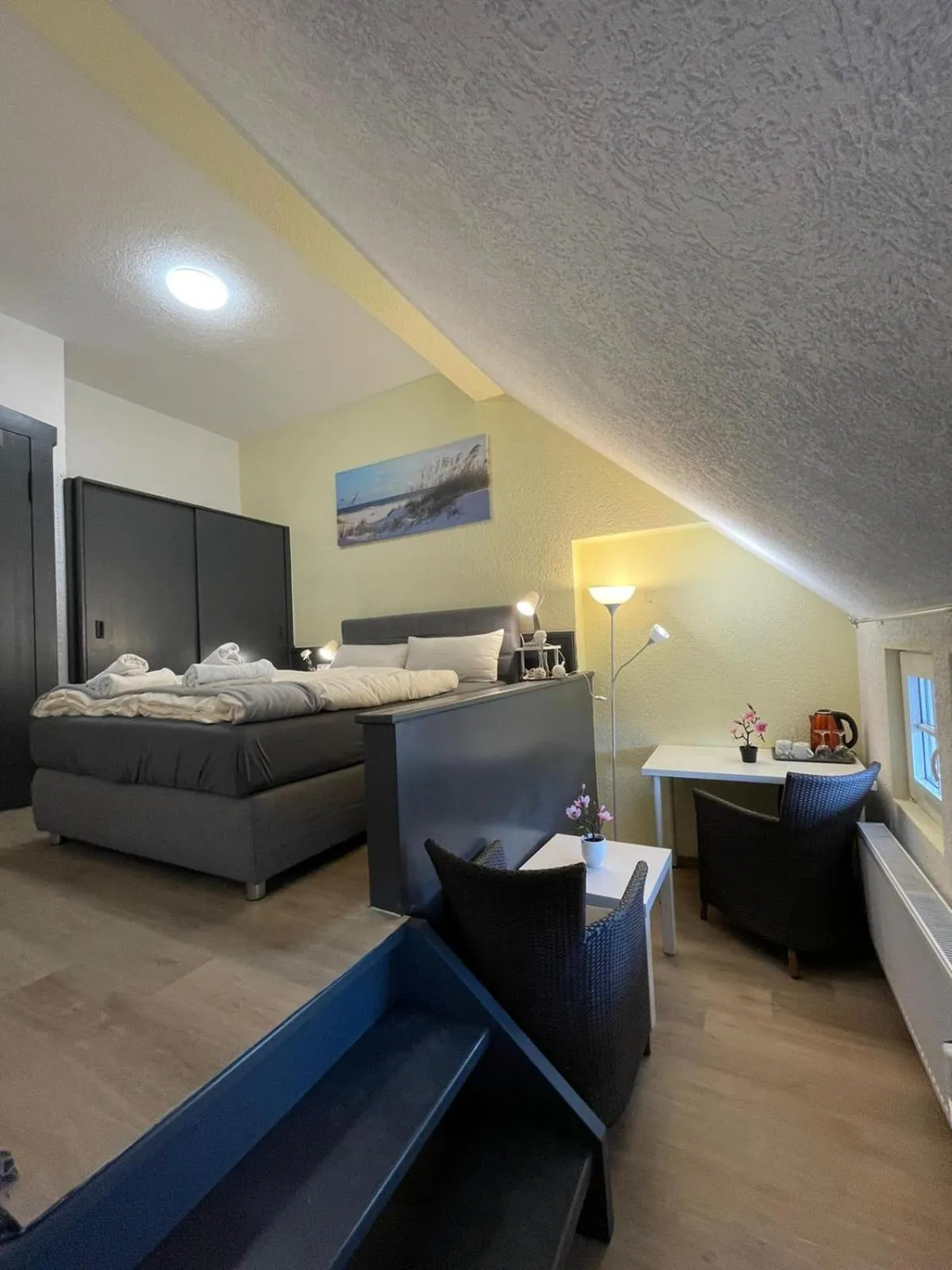 Living room, Bed in Hotel Ammerländer Stuben