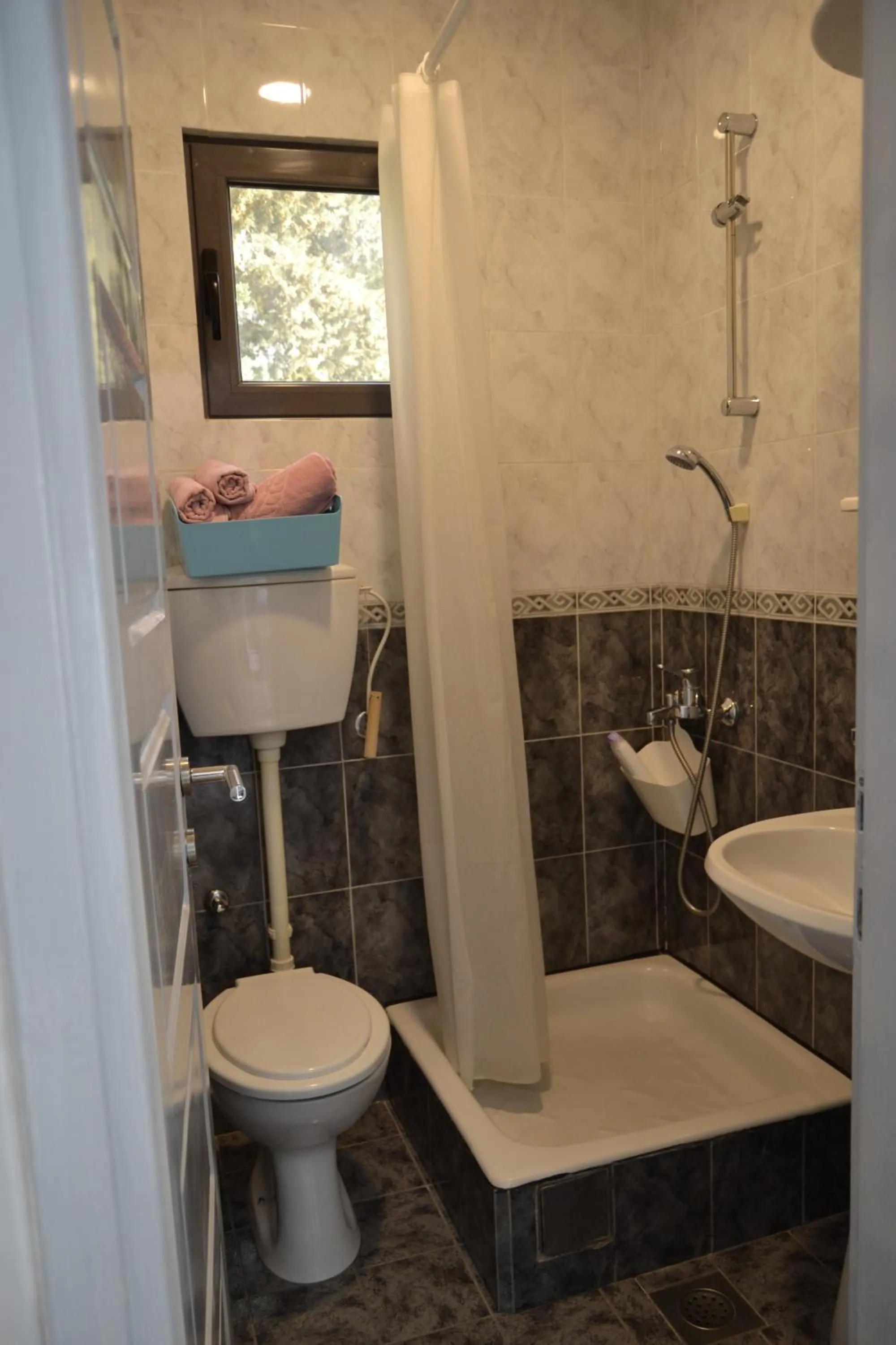 Shower in Yeshill Apart & Studio