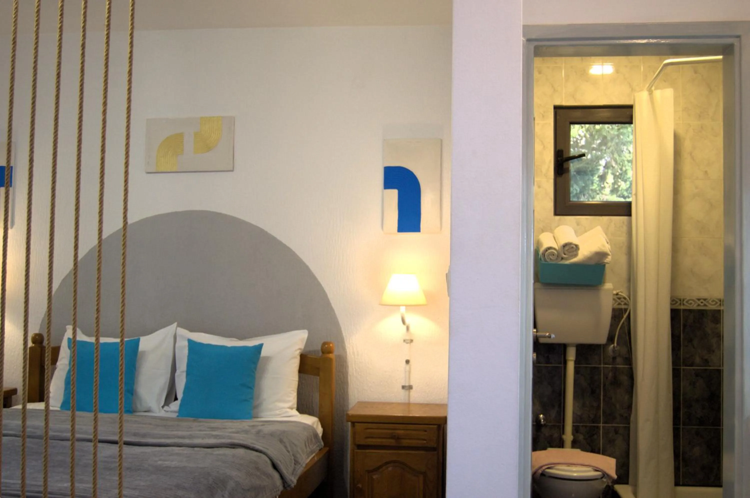 Bathroom, Bed in Yeshill Apart & Studio