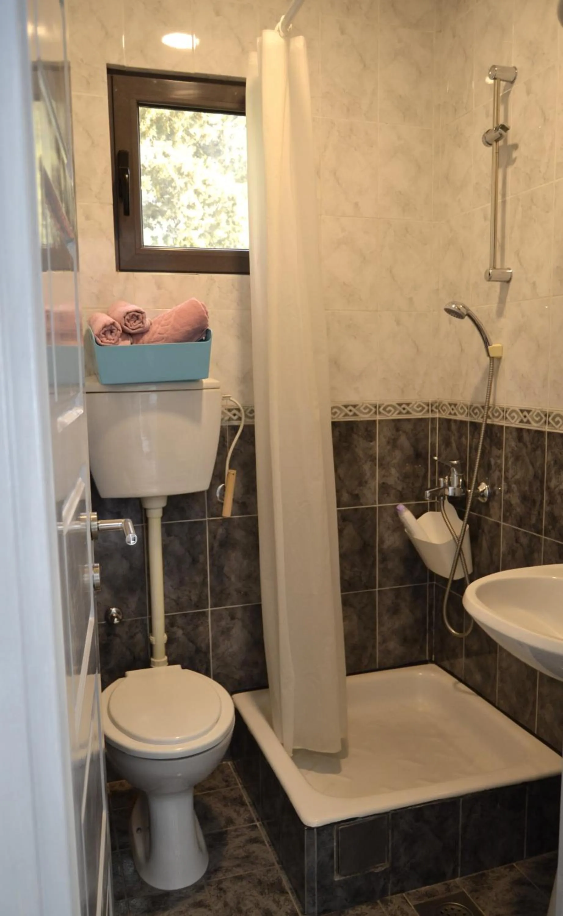 Shower in Yeshill Apart & Studio