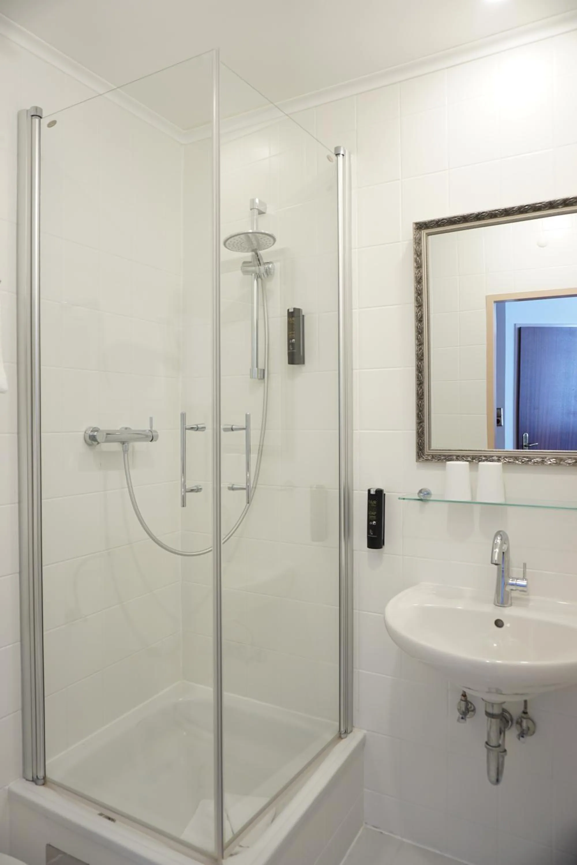 Bathroom in Hotel Pension Lumes - Self Check In