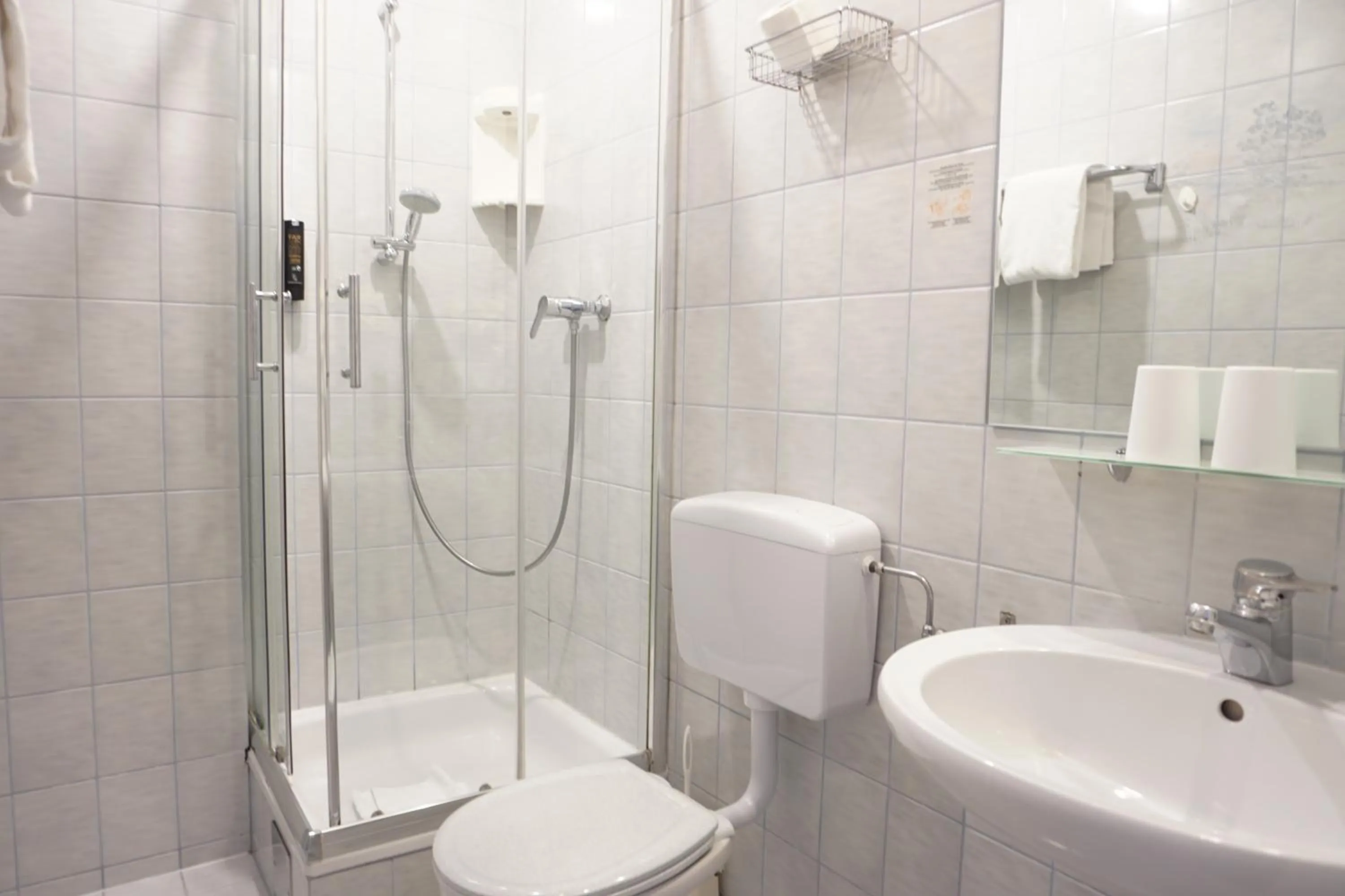 Bathroom in Hotel Pension Lumes - Self Check In