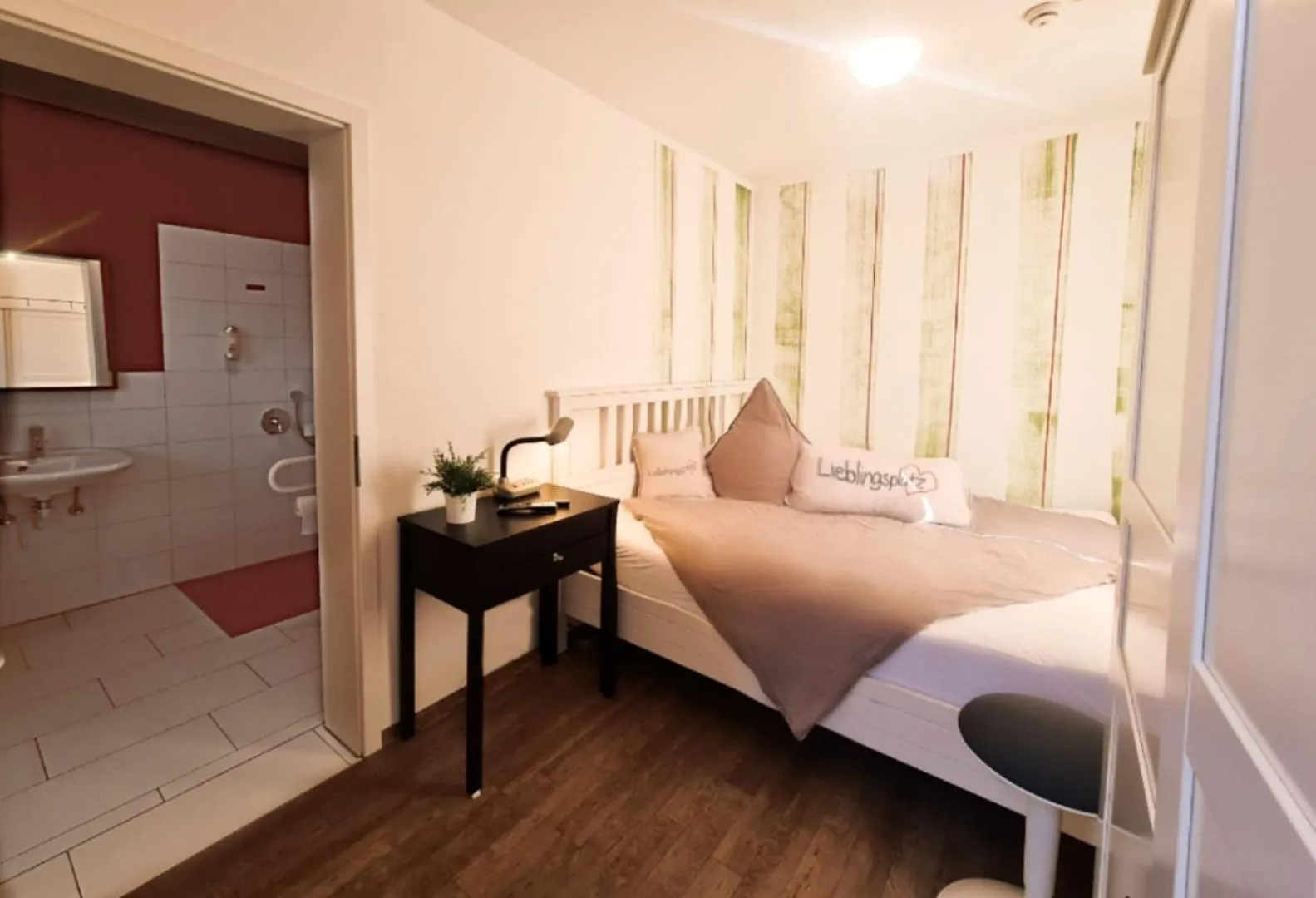 Photo of the whole room, Bed in Riffelhof