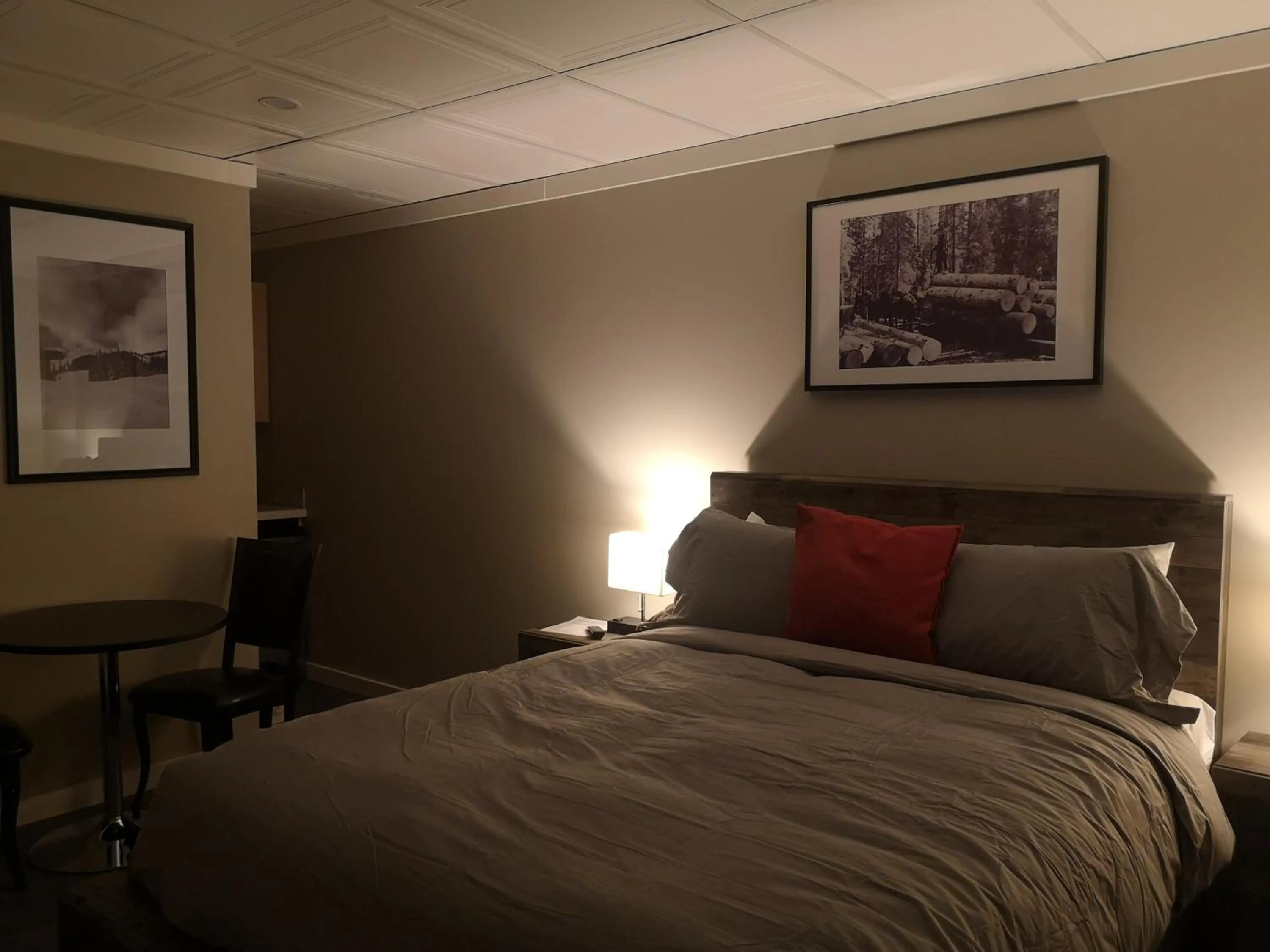 Bed in The Cache Hotel and Lodgings