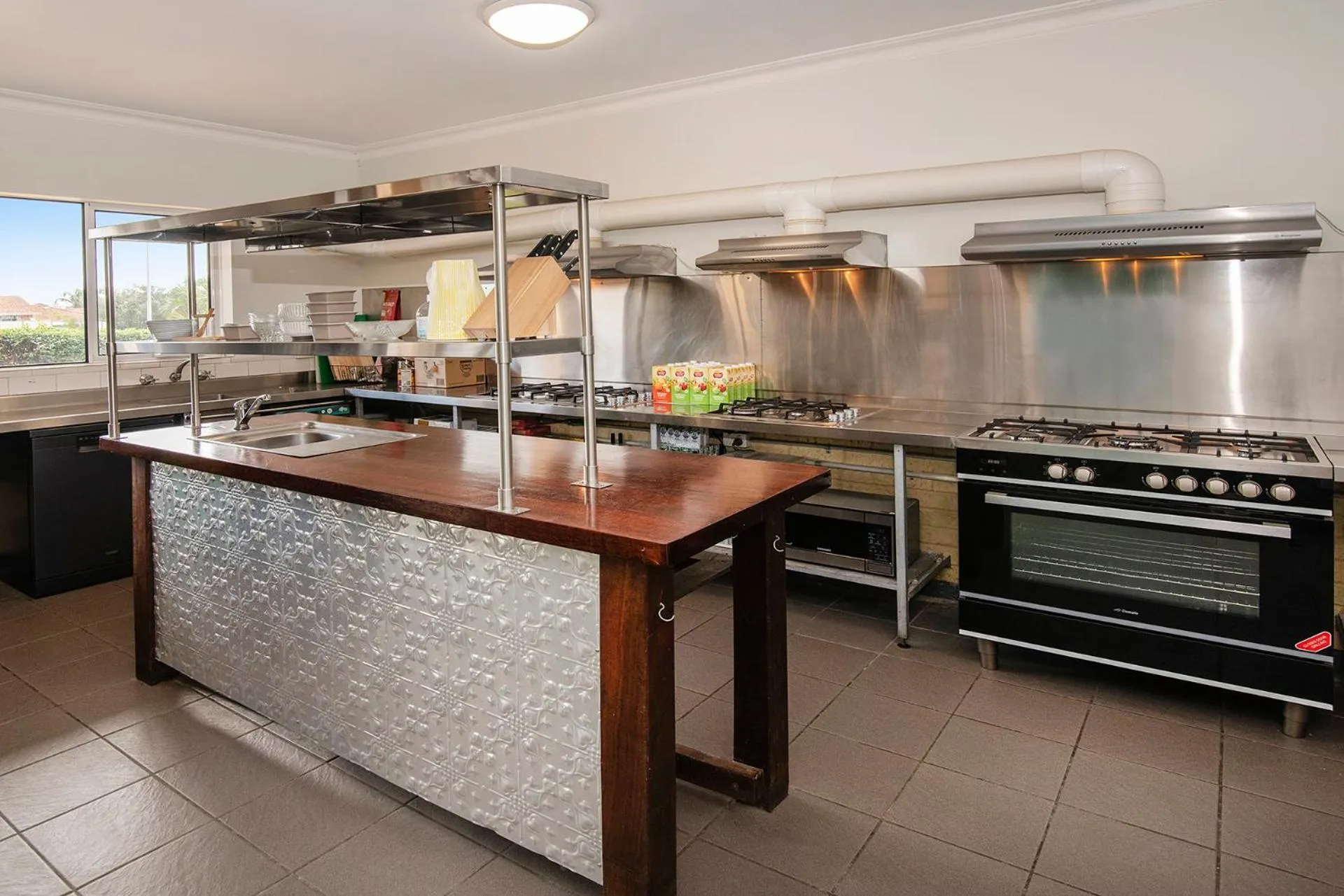 Communal kitchen in Baywatch Retreat Augusta