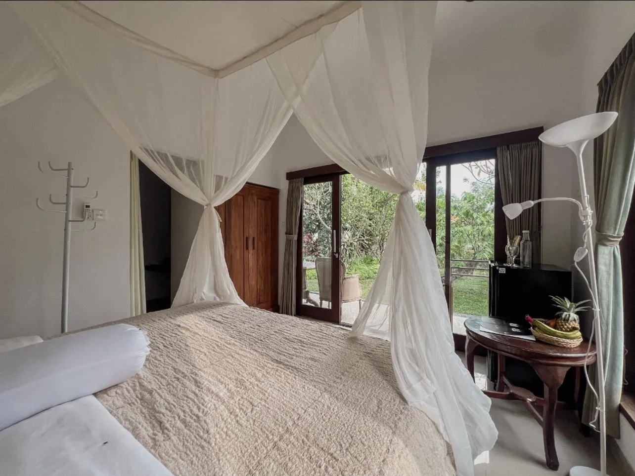 Bedroom, Bed in Gayatri