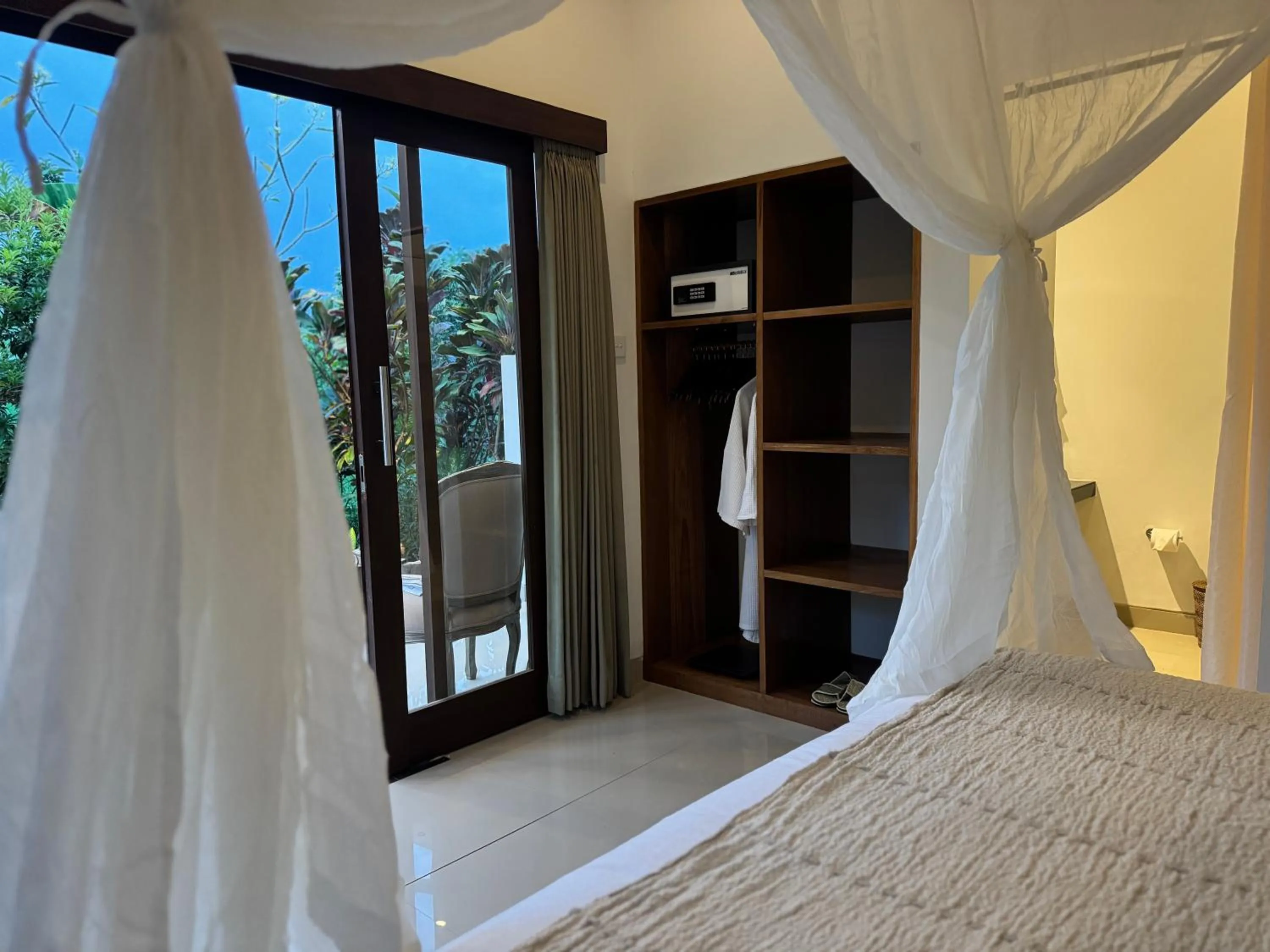 Bedroom, Bed in Gayatri