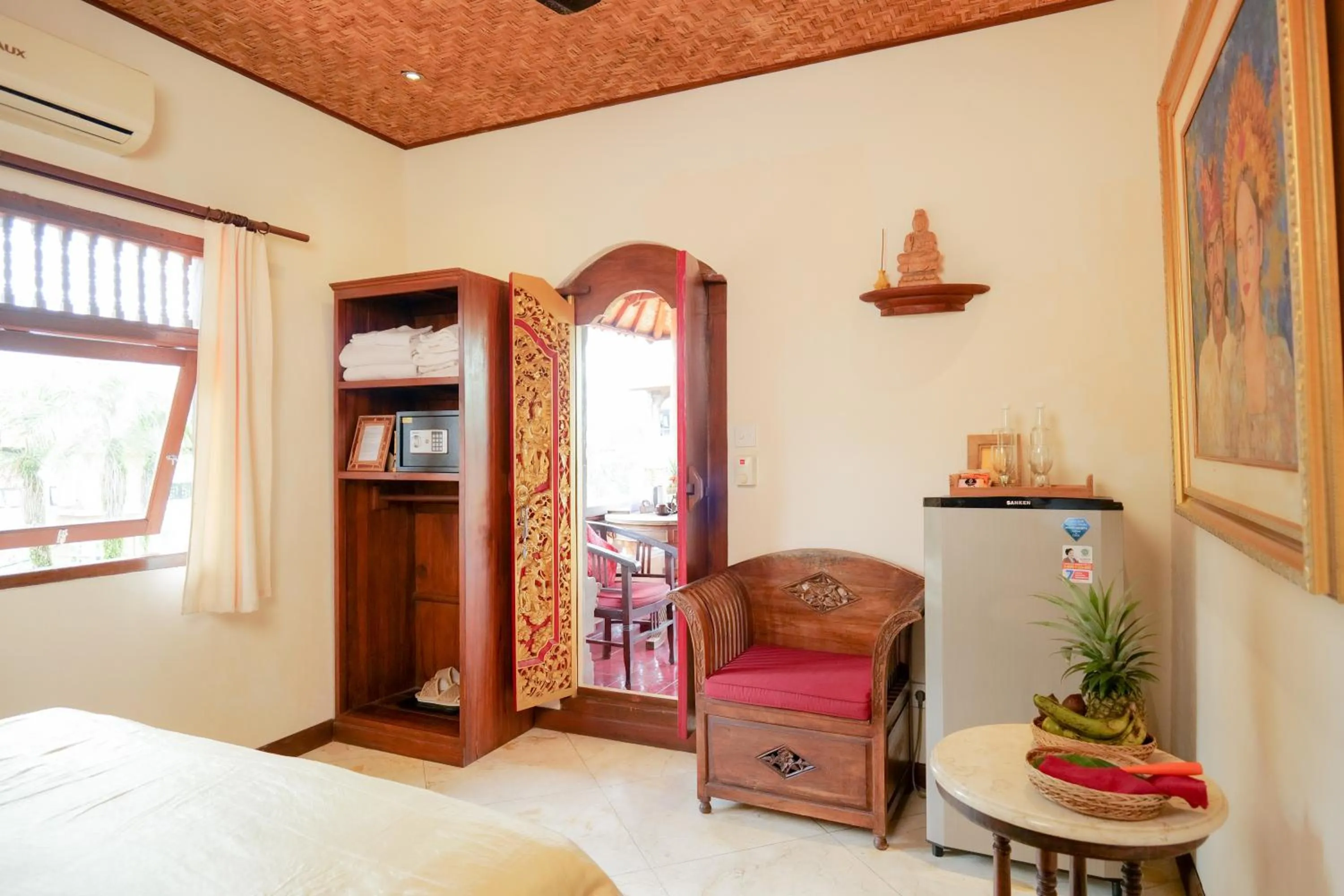 Seating area, Bed in Gayatri