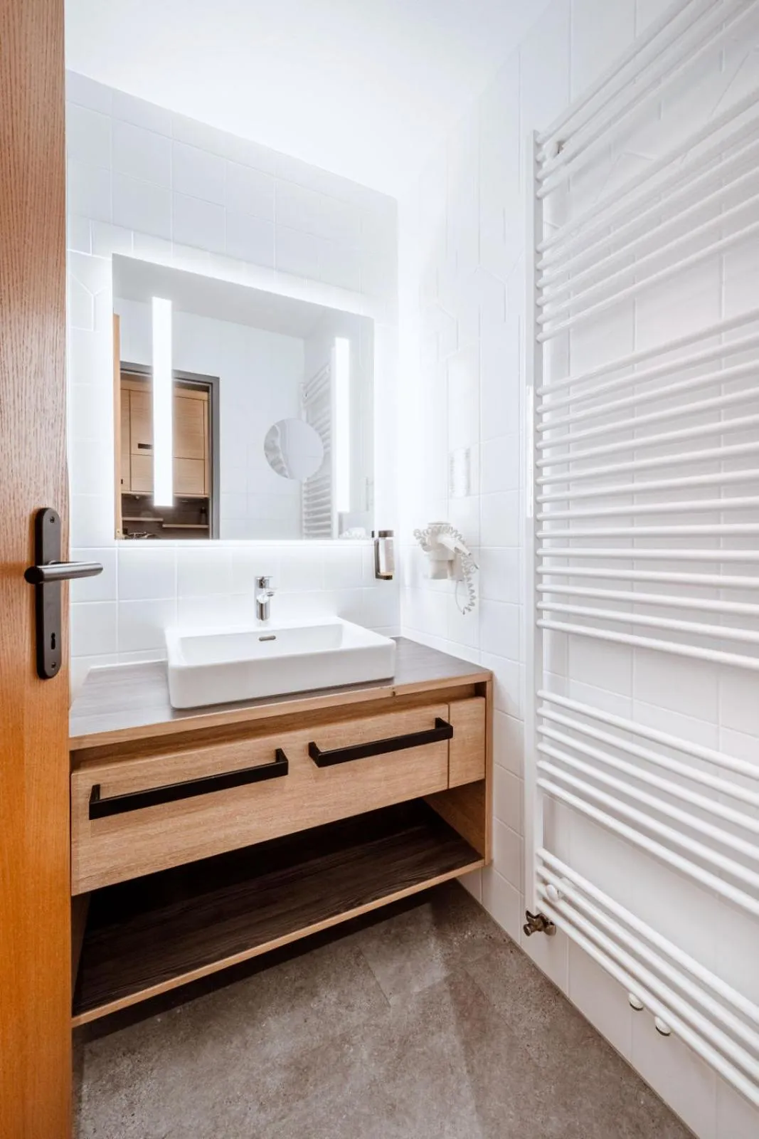 Bathroom, Bed in Harmls Aparthotel