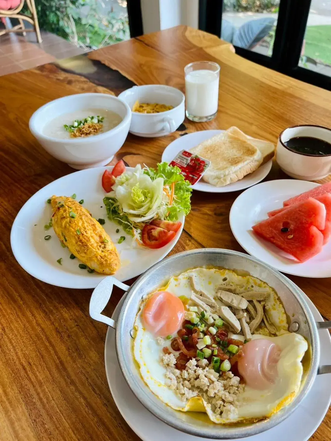 Restaurant/places to eat in Bualinn Resort Restaurant/places to eat in Bualinn Resort