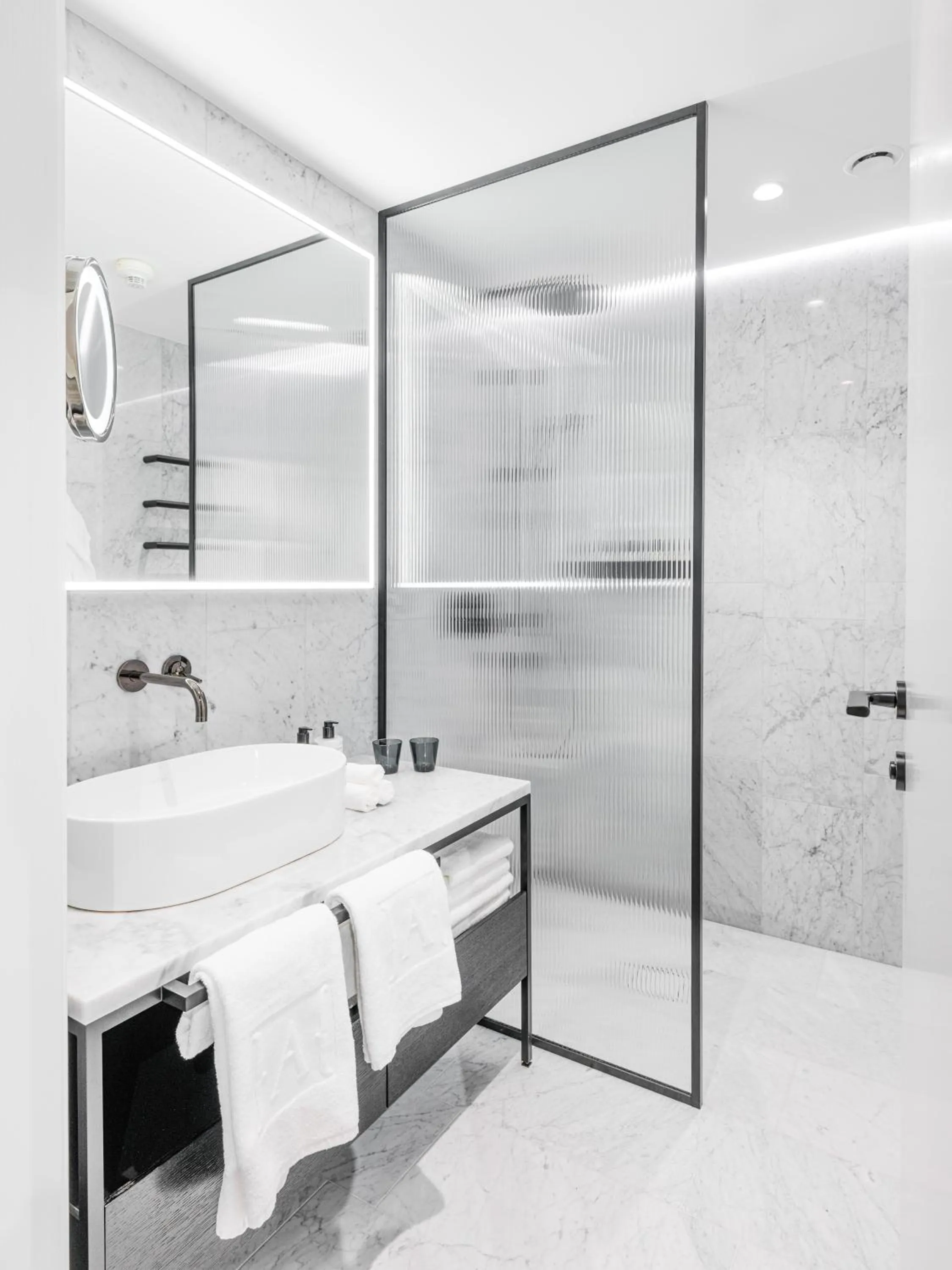 Shower, Bed in The Amauris Vienna - Relais & Châteaux