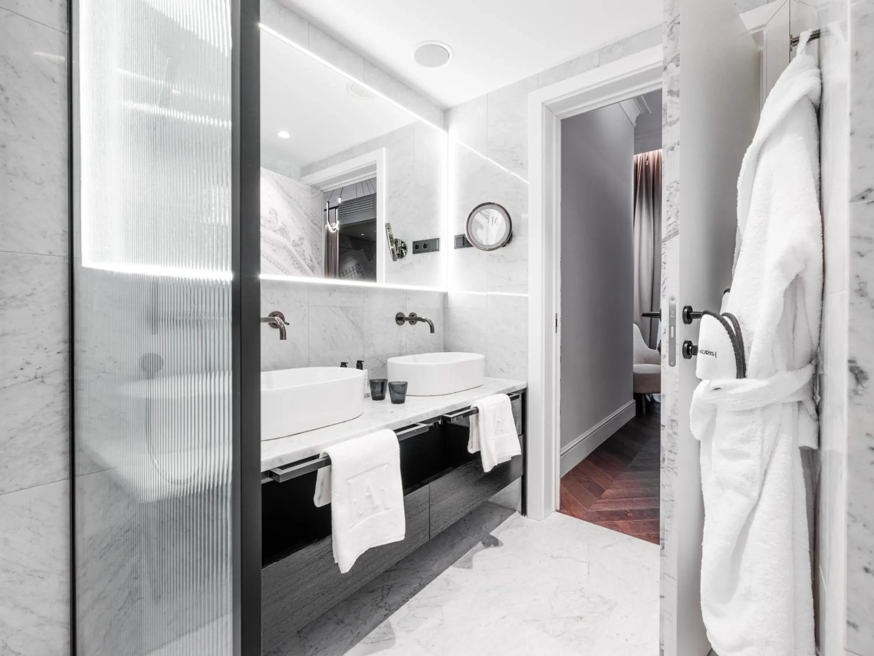 Shower, Bed in The Amauris Vienna - Relais & Châteaux Shower, Bed in The Amauris Vienna - Relais & Châteaux