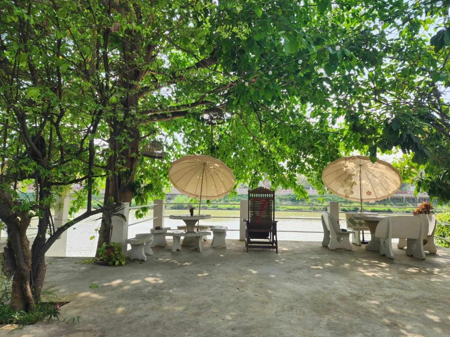 Restaurant/places to eat in Loy Manee House