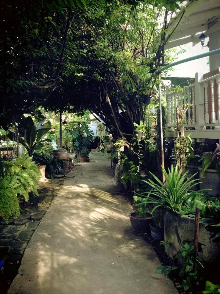 Facade/entrance in Loy Manee House Facade/entrance in Loy Manee House
