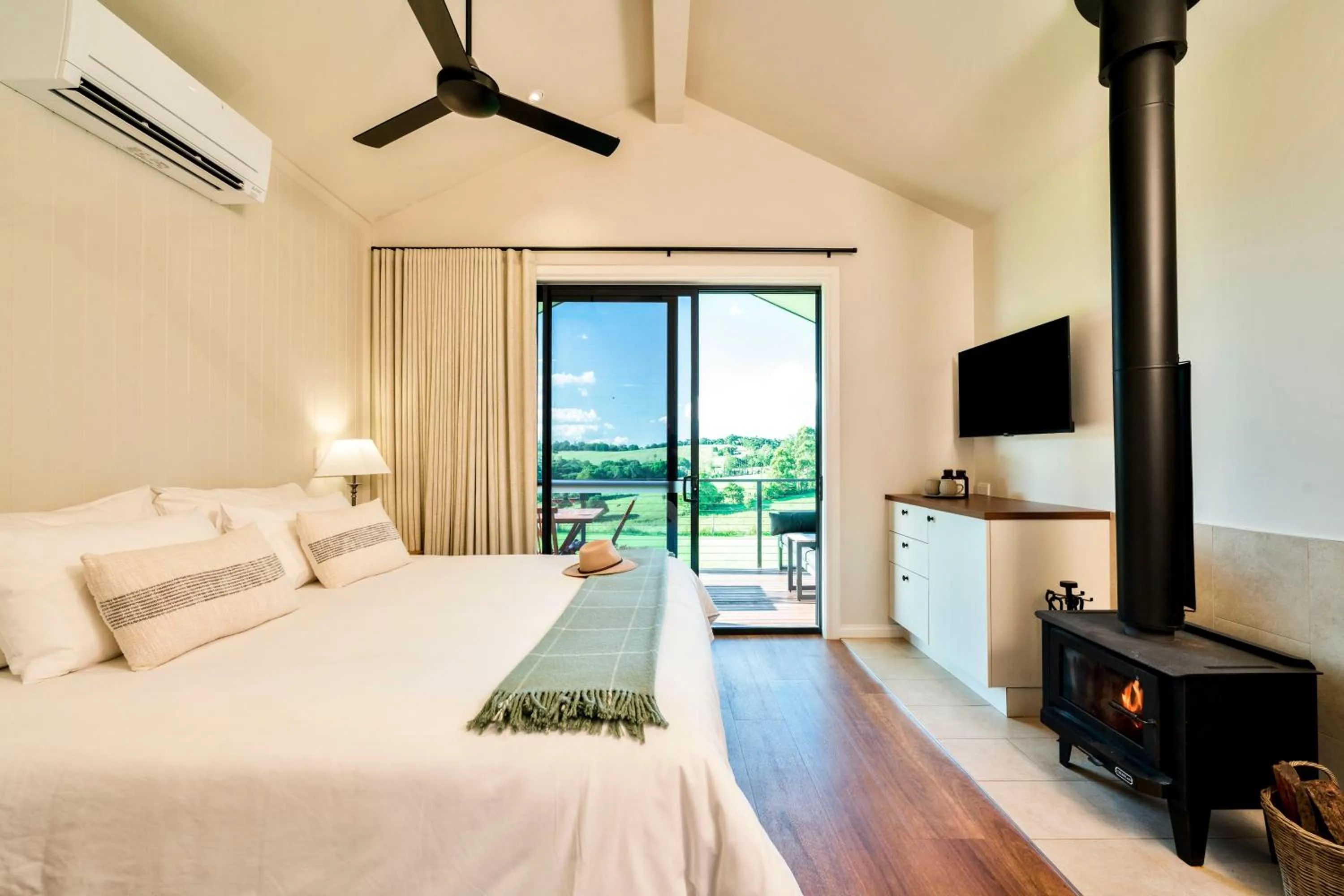 Photo of the whole room, Bed in Beechmont Estate