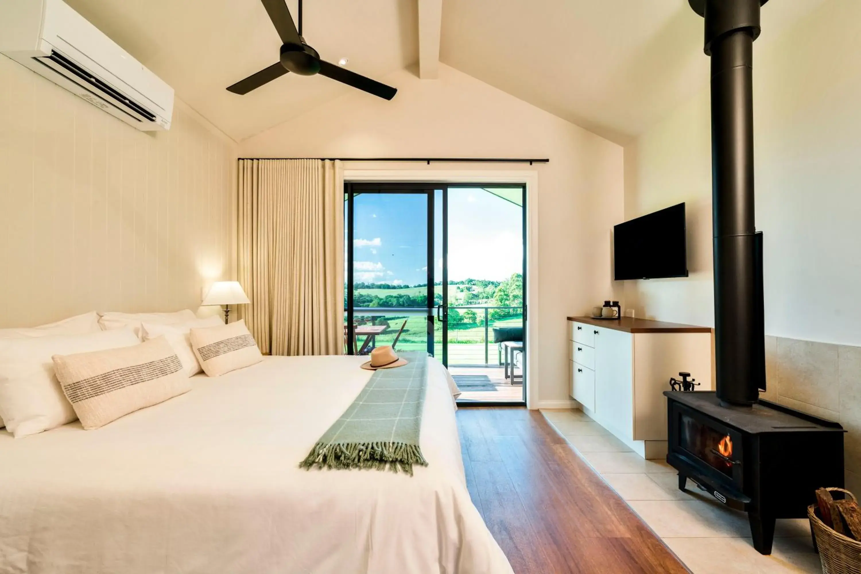 Photo of the whole room, Bed in Beechmont Estate Photo of the whole room, Bed in Beechmont Estate