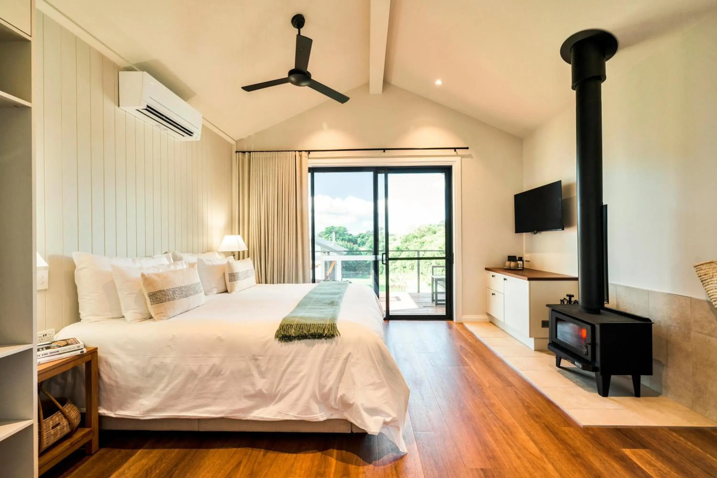 Photo of the whole room, Bed in Beechmont Estate Photo of the whole room, Bed in Beechmont Estate