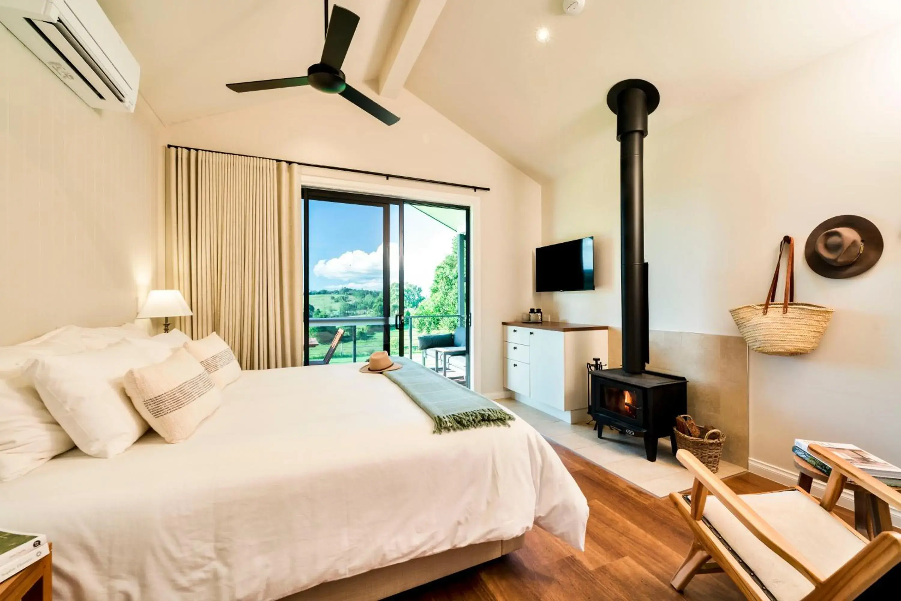 Photo of the whole room, Bed in Beechmont Estate Photo of the whole room, Bed in Beechmont Estate