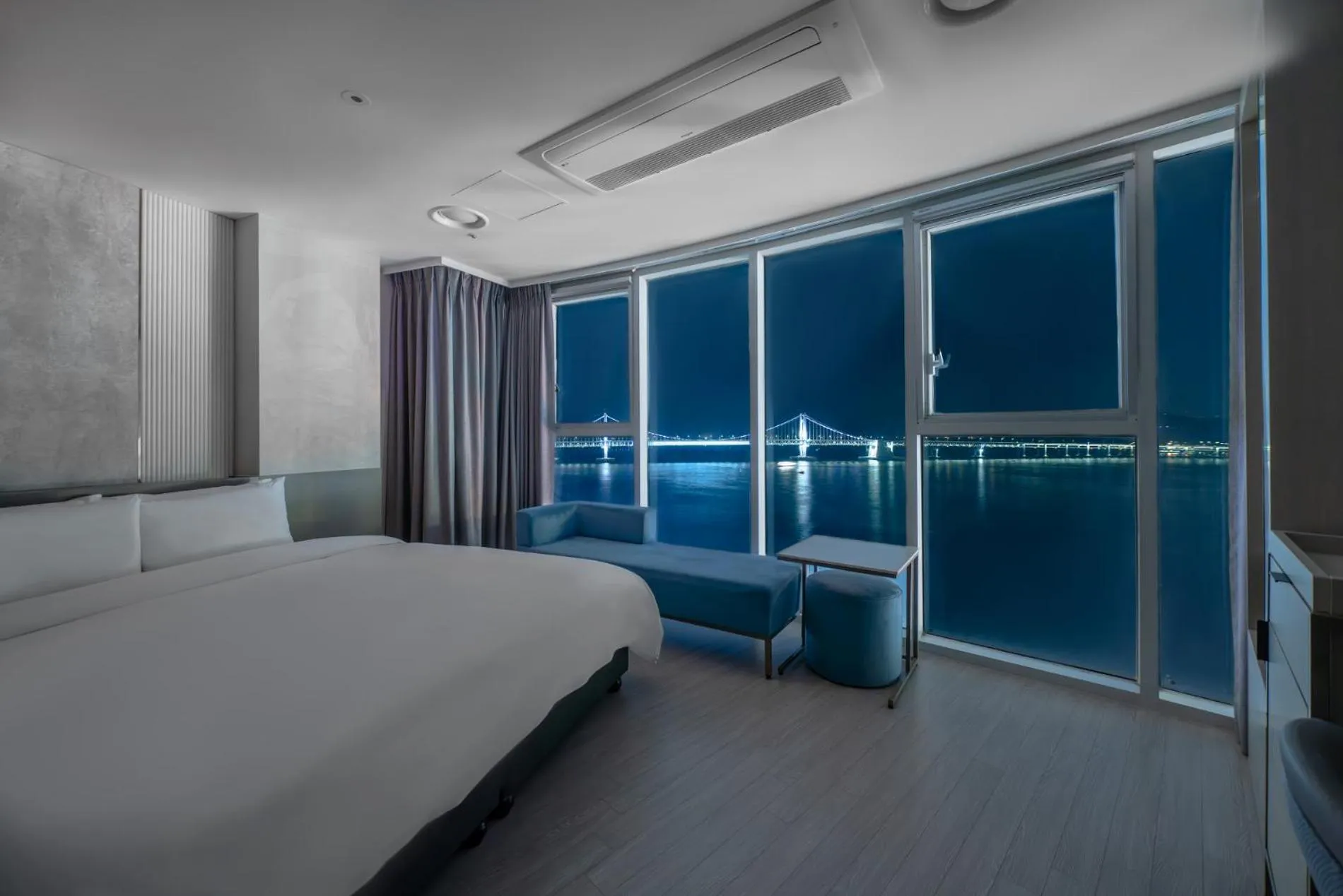 Bed in Hotel Aqua Palace