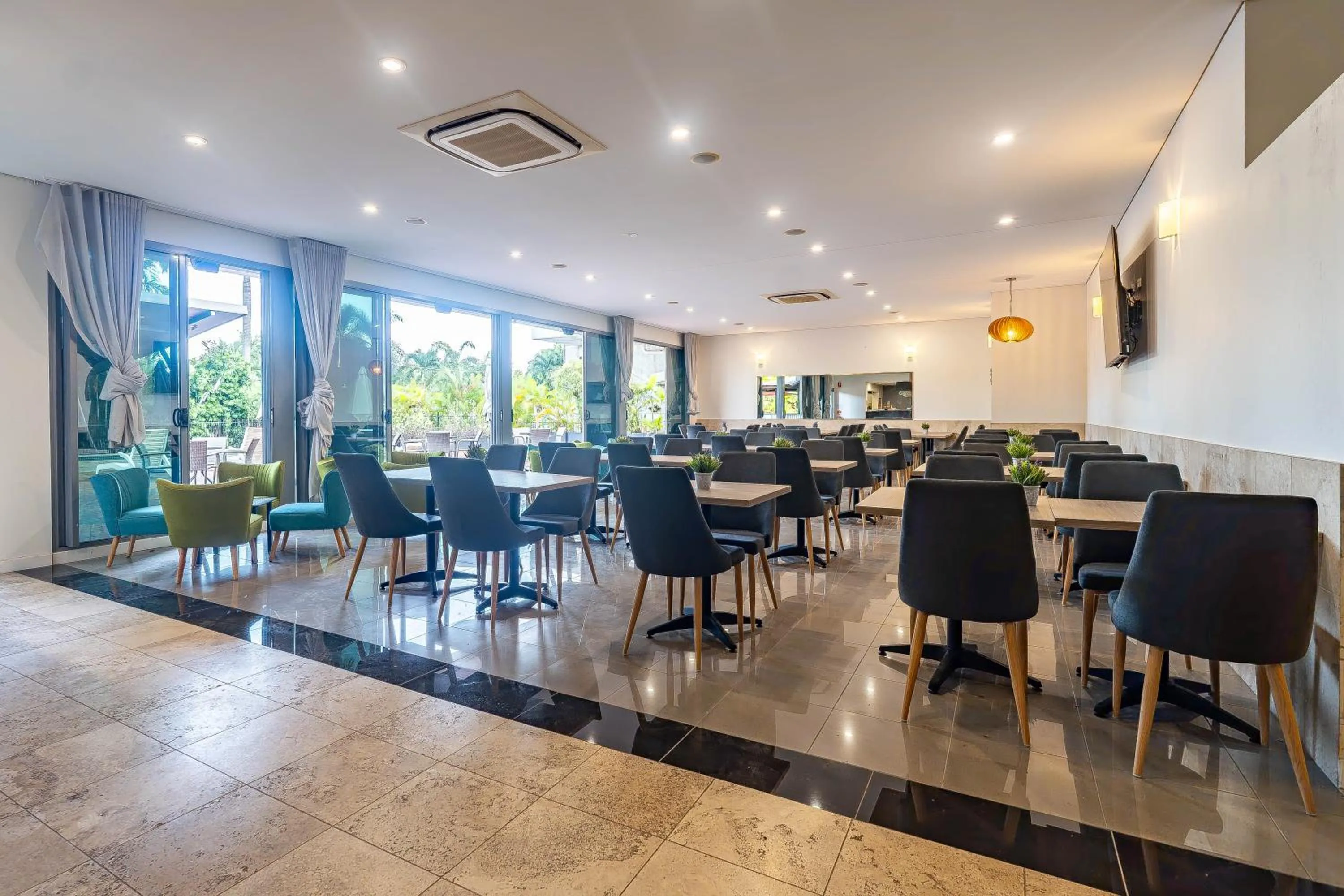 Restaurant/places to eat in Vitina Studios by Argus