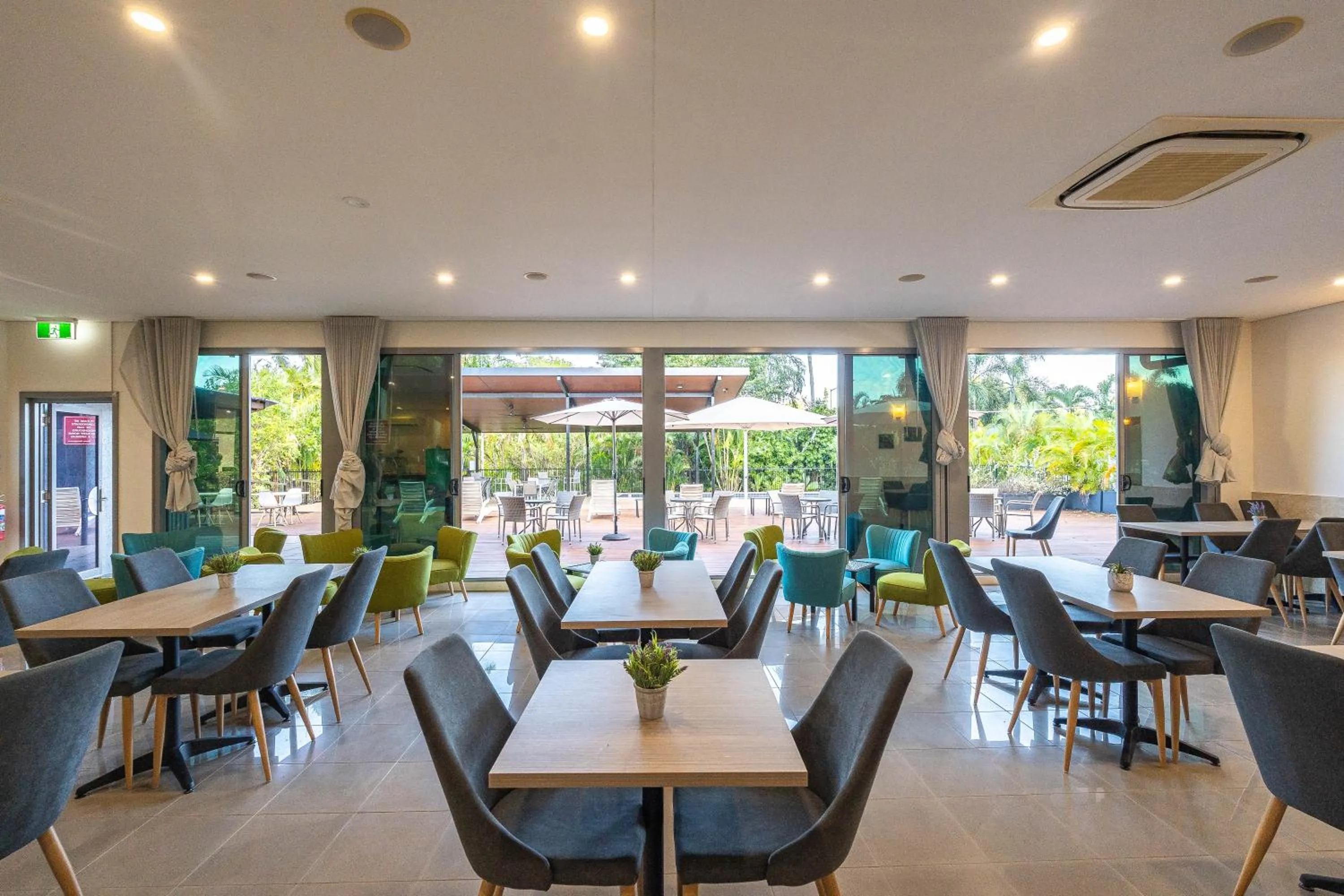 Restaurant/places to eat in Vitina Studios by Argus