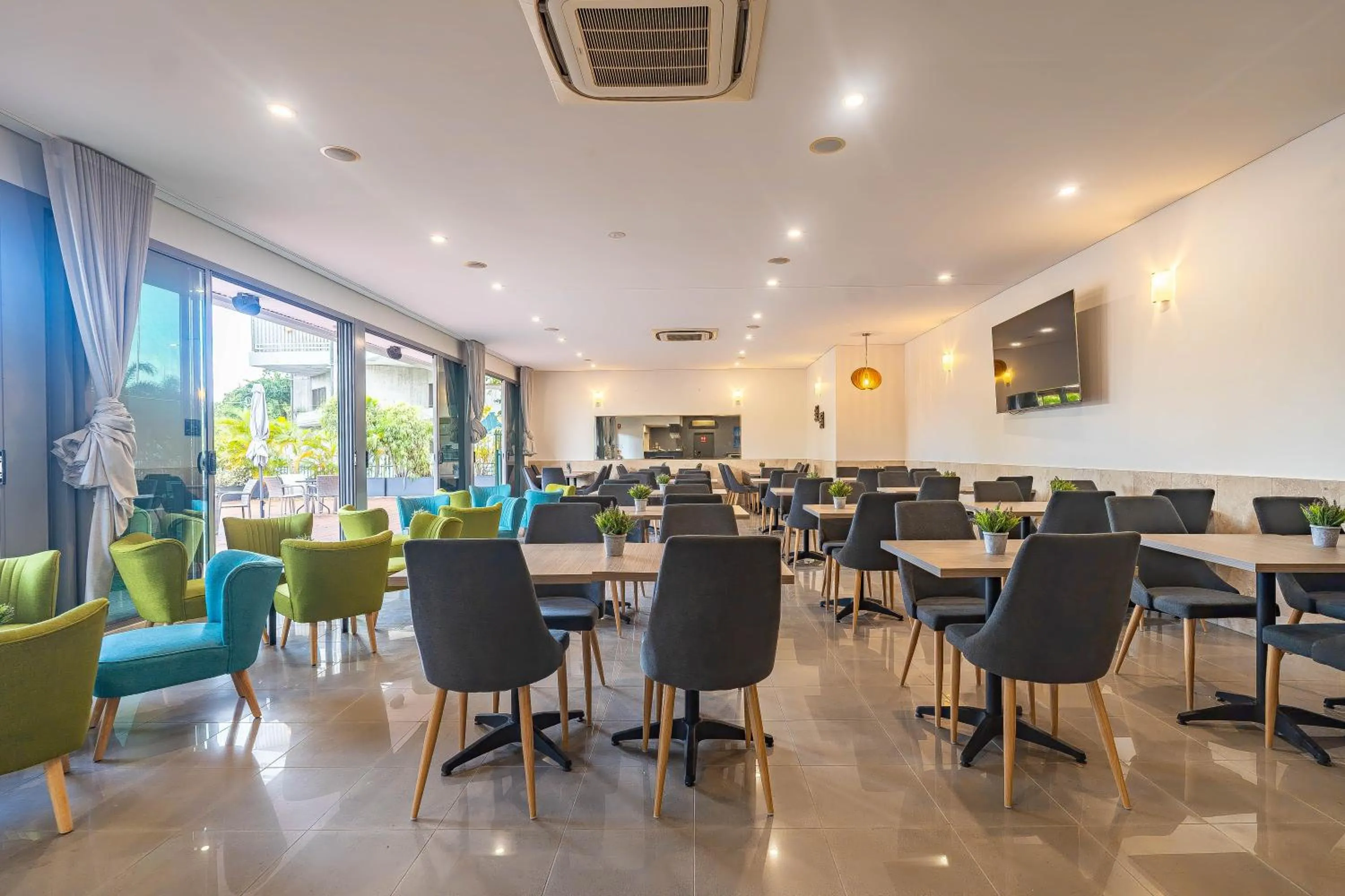 Restaurant/places to eat in Vitina Studios by Argus