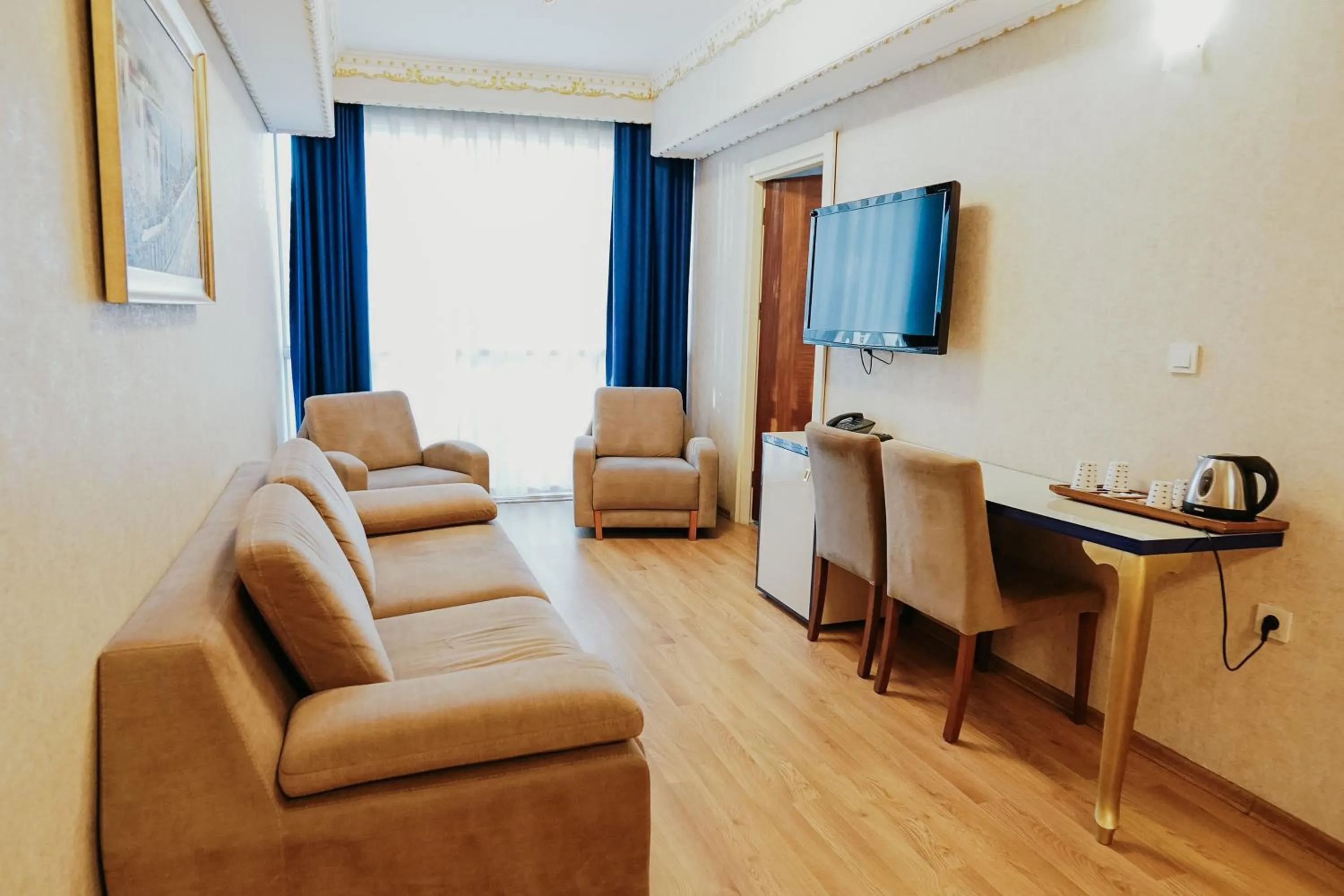 Communal lounge/ TV room in Grand Karot Hotel