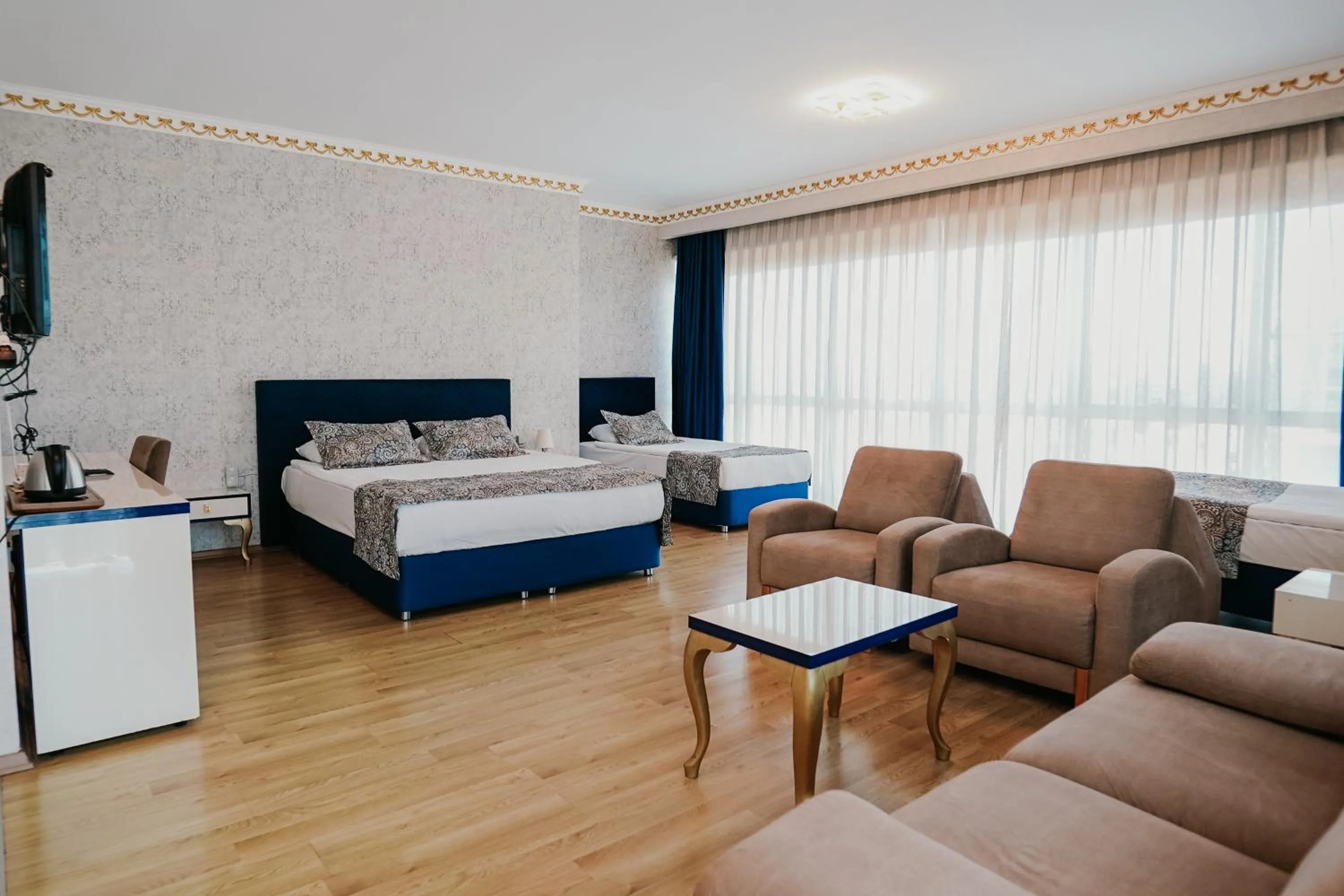 Communal lounge/ TV room, Bed in Grand Karot Hotel