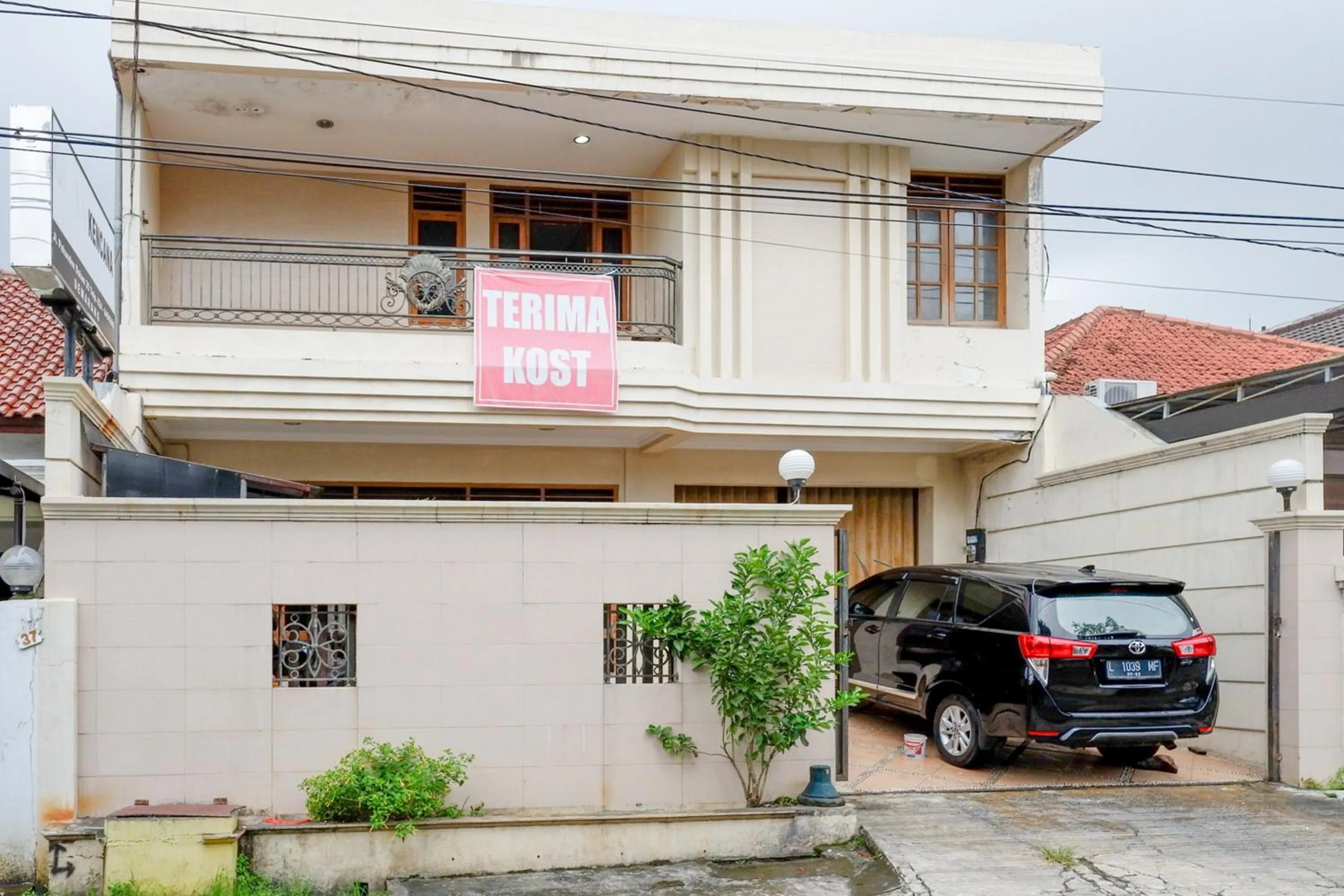 Facade/entrance in KoolKost near Kawasan Simpang Lima Semarang