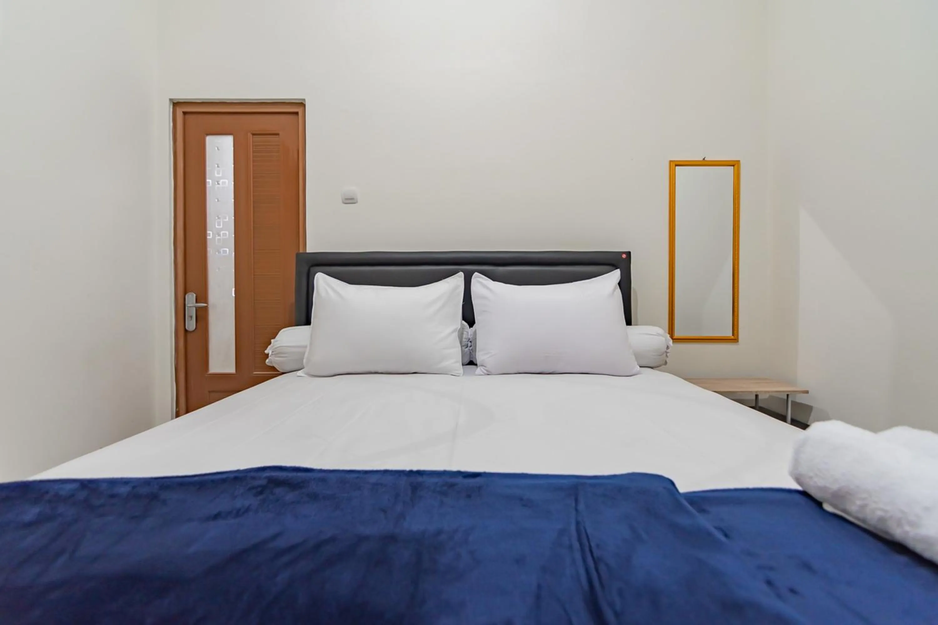 Bed in The Lima Guest House Syariah Mitra RedDoorz