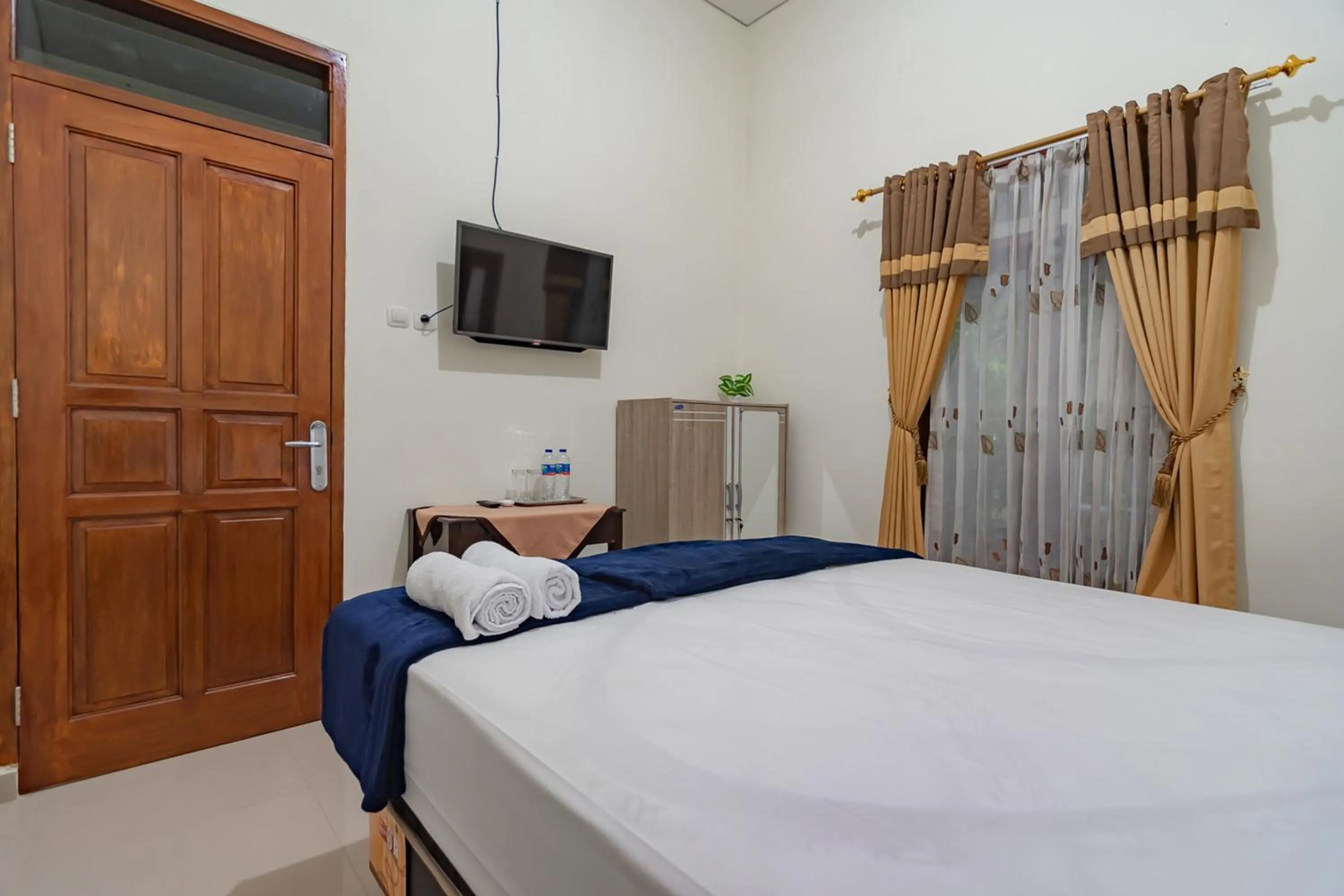 Bed in The Lima Guest House Syariah Mitra RedDoorz
