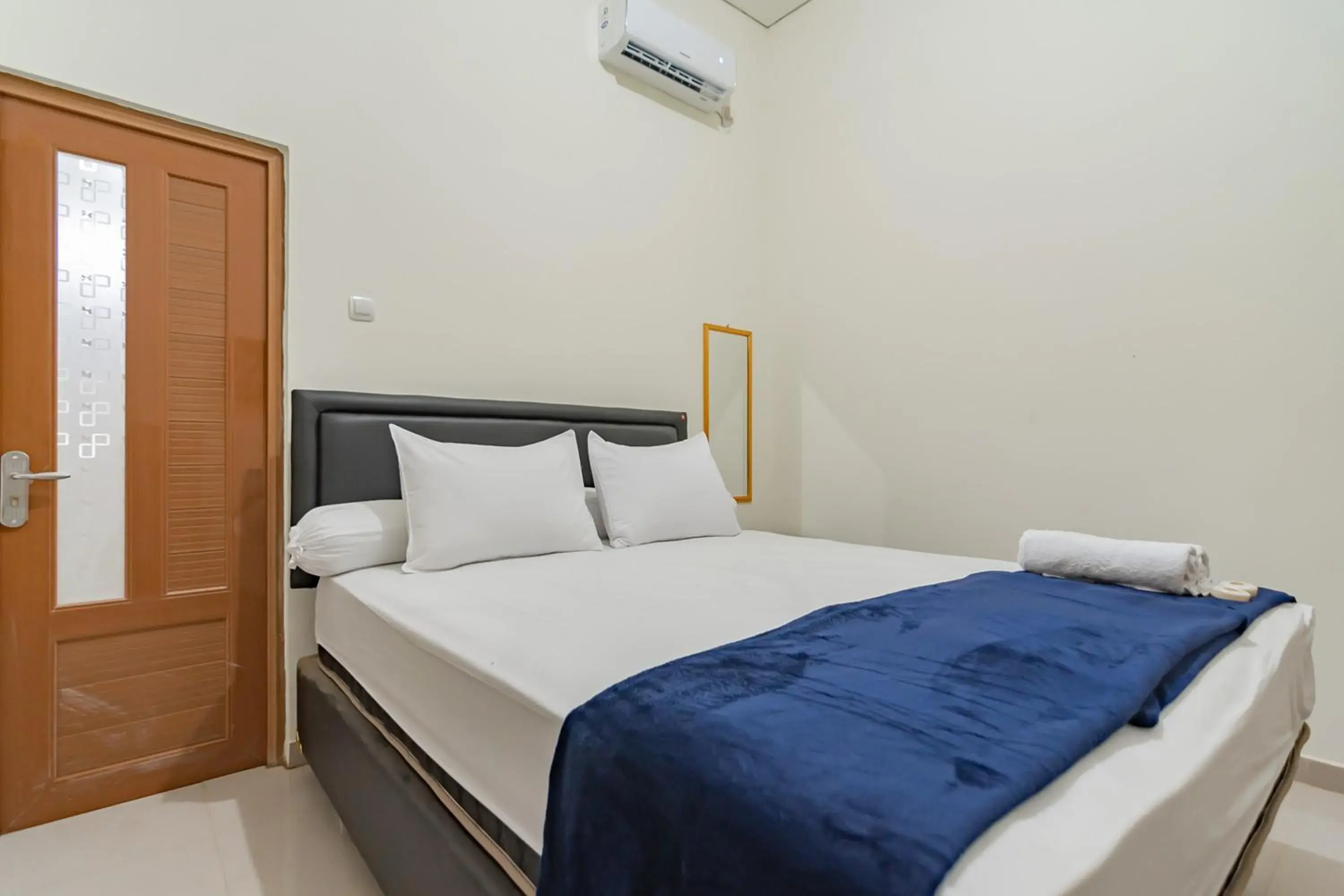 Bed in The Lima Guest House Syariah Mitra RedDoorz Bed in The Lima Guest House Syariah Mitra RedDoorz