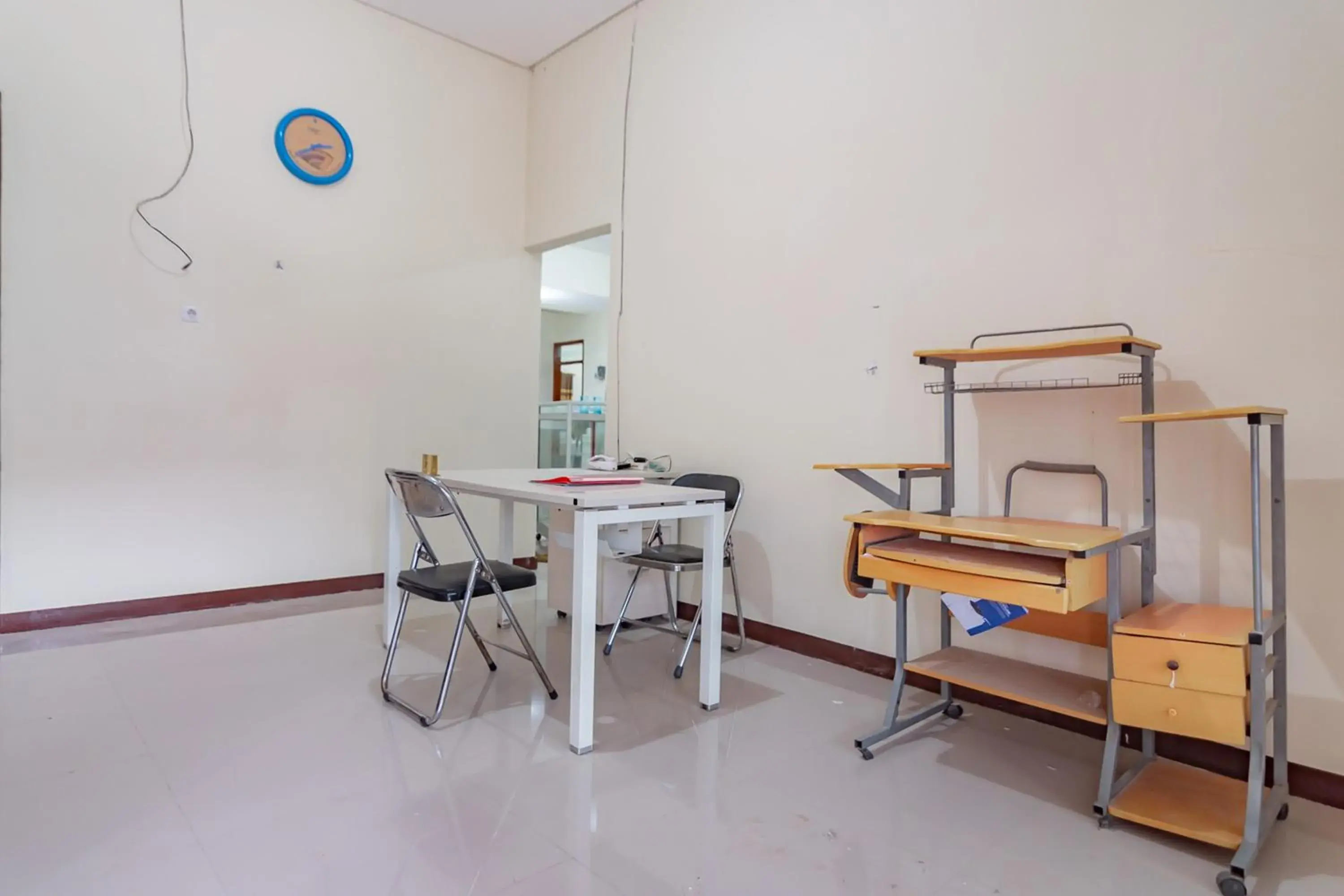 Lobby or reception in The Lima Guest House Syariah Mitra RedDoorz Lobby or reception in The Lima Guest House Syariah Mitra RedDoorz