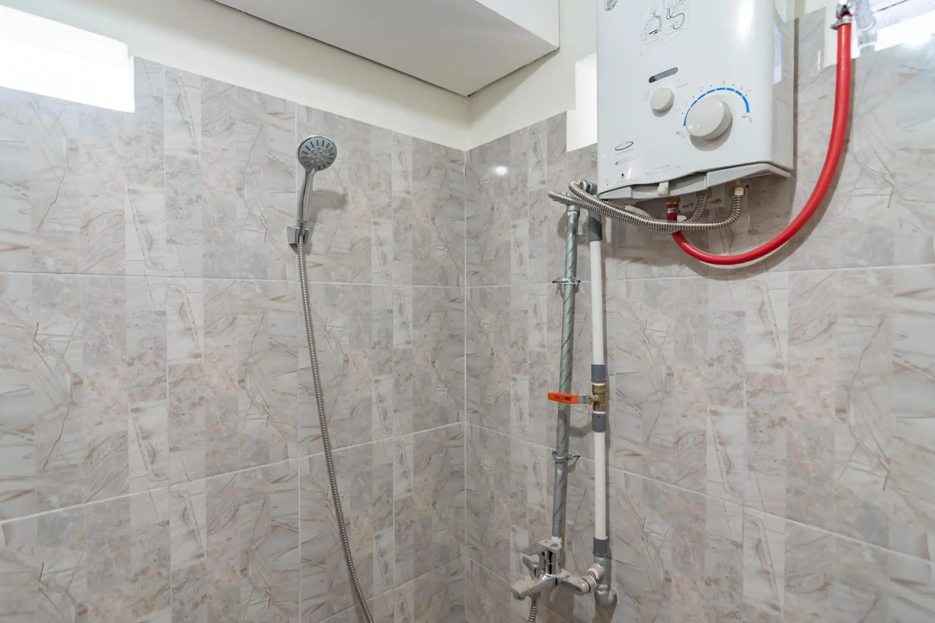 Bathroom in The Lima Guest House Syariah Mitra RedDoorz Bathroom in The Lima Guest House Syariah Mitra RedDoorz